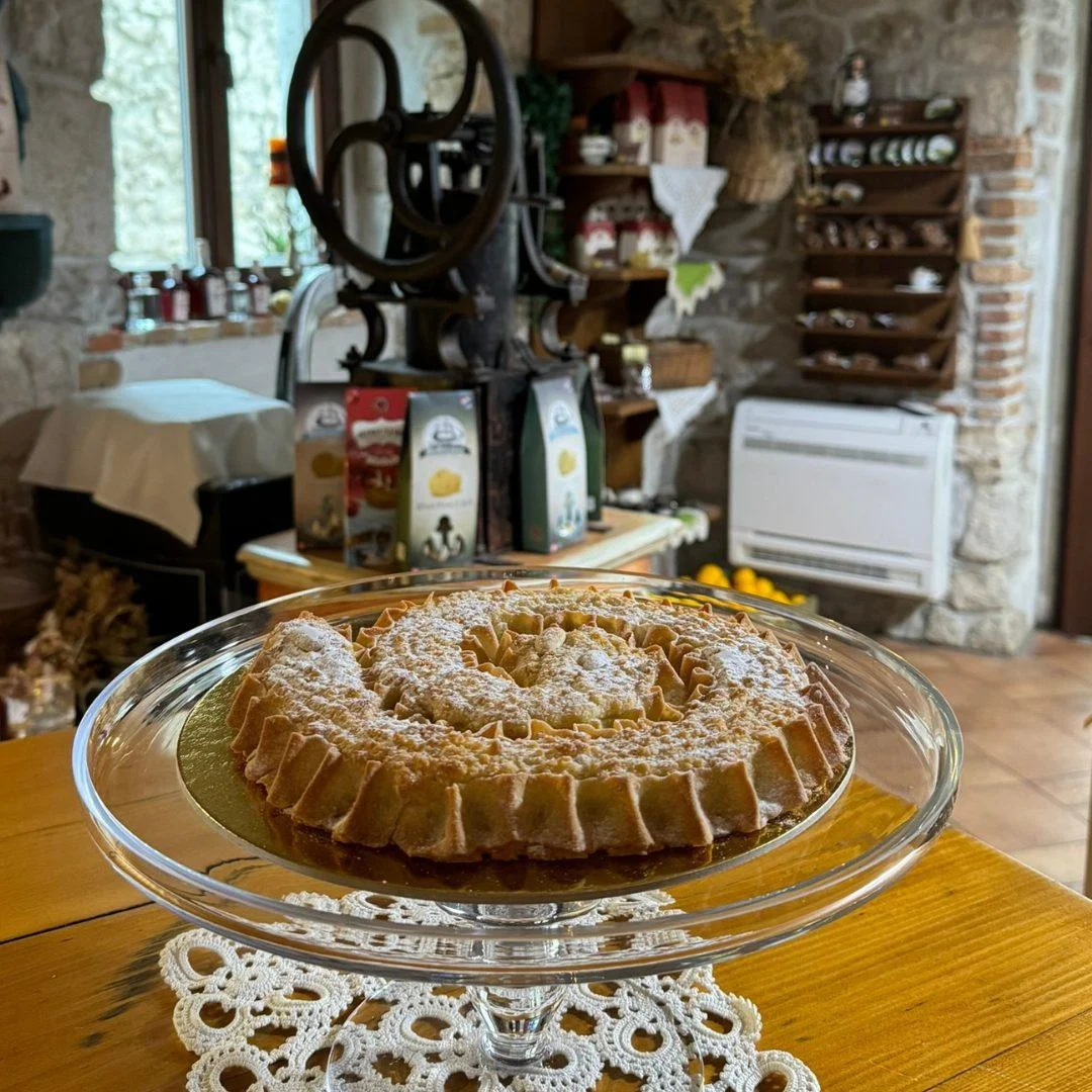 Tradicionalna Rapska torta spiralnog oblika poslužena na staklenom stalku u rustikalnom interijeru.