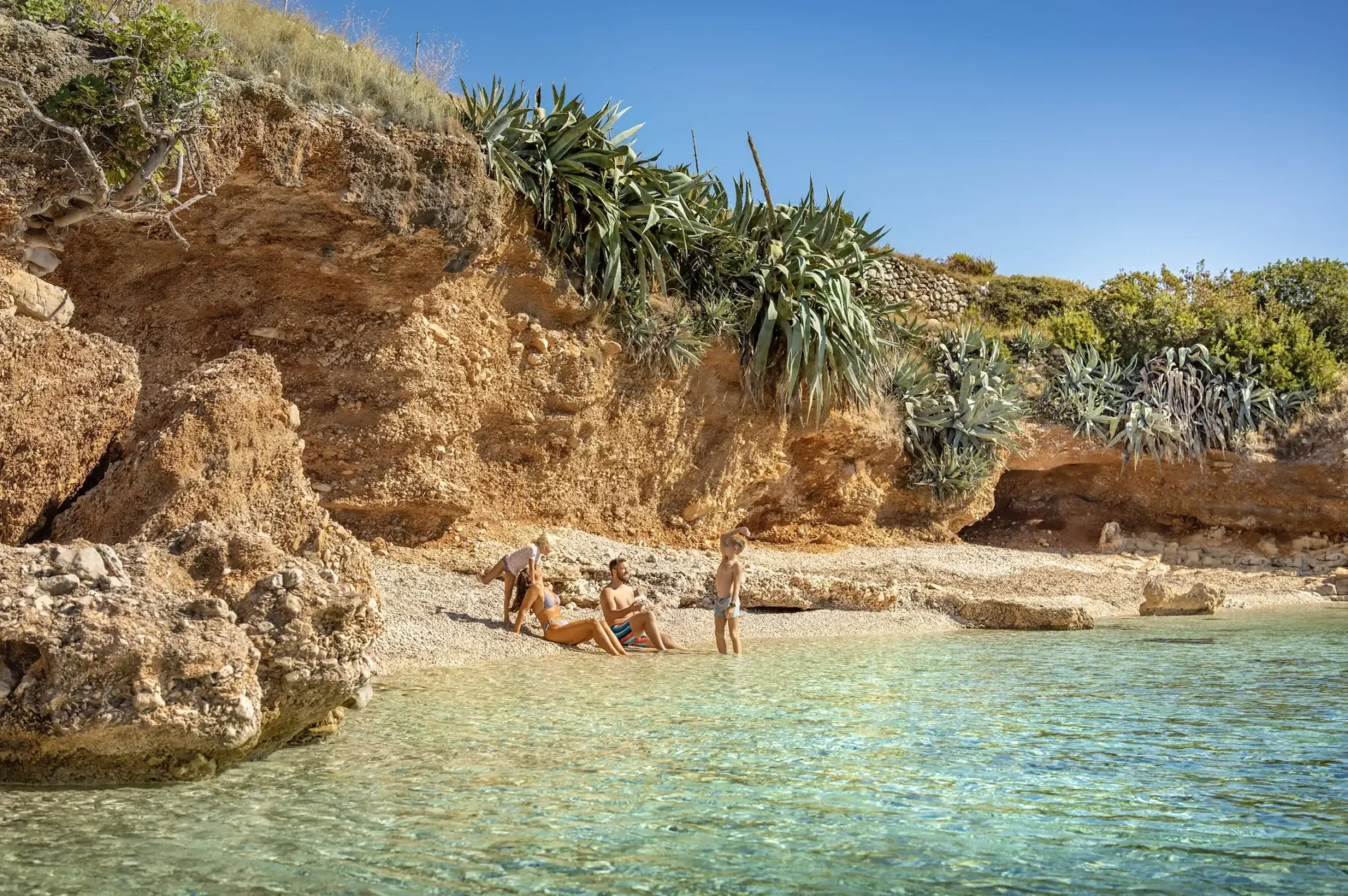 Eine Familie entspannt sich am Strand auf Hvar