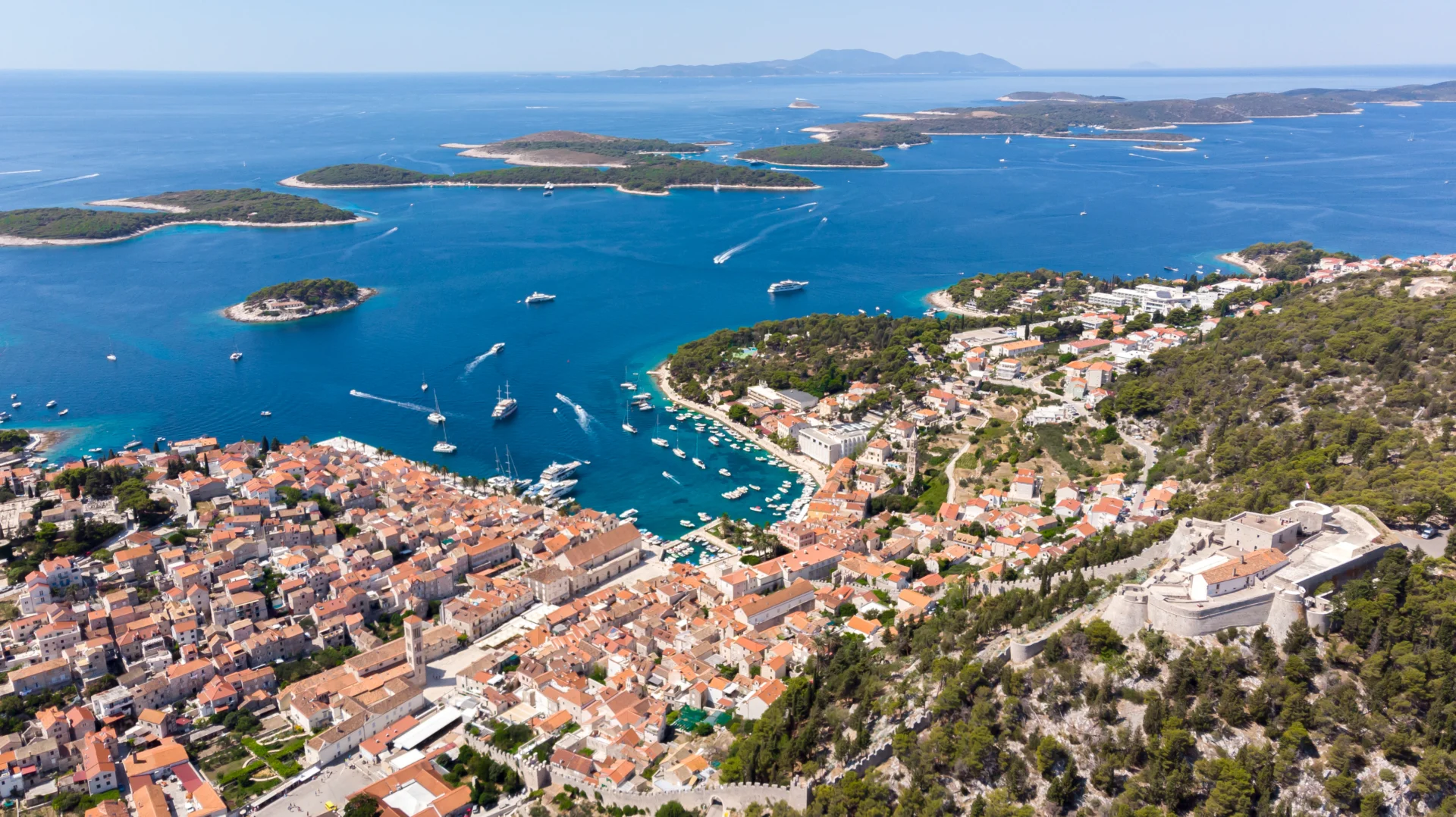 Luftaufnahme der Pakleni-Inseln von Hvar aus