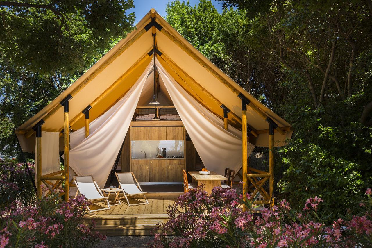 Luxuri&ouml;ses Campingzelt mit privater Terrasse