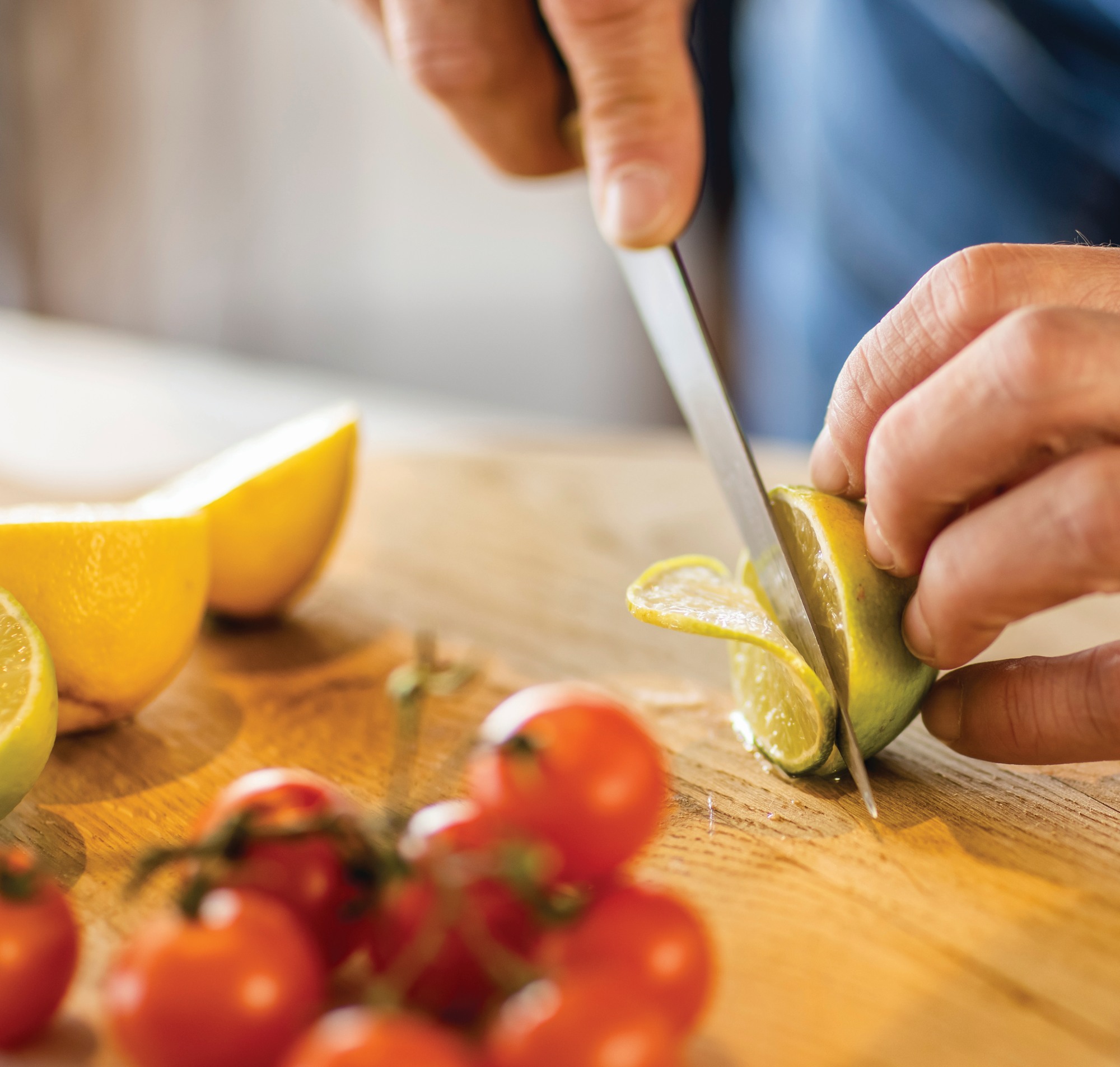 Slicing lemon