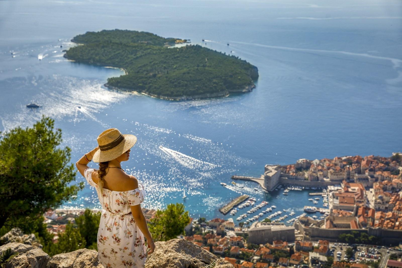 Ein Mädchen genießt die Aussicht auf die Altstadt von Dubrovnik