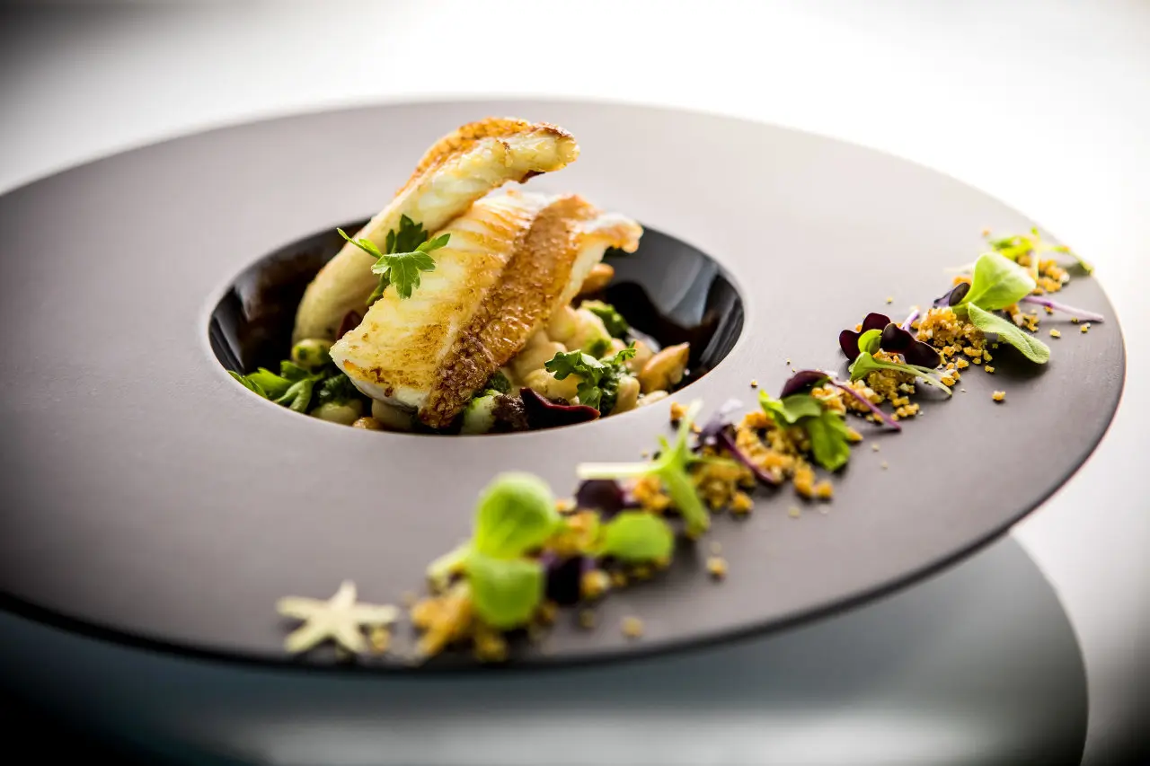 Fine Dining im La Mar, wo hochwertige Meeresfr&uuml;chte kreativ pr&auml;sentiert werden