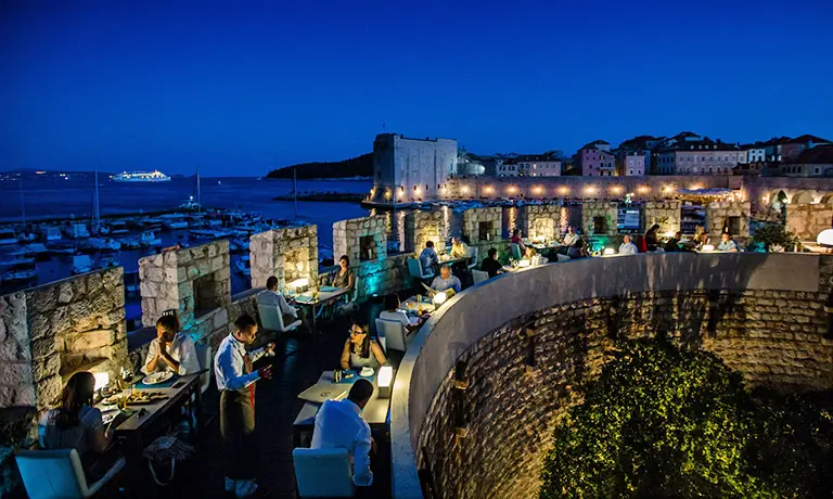 Das mit einem Michelin-Stern ausgezeichnete Restaurant 360 Dubrovnik mit Sitzpl&auml;tzen im Freien auf der historischen Stadtmauer und Blick auf die Adria