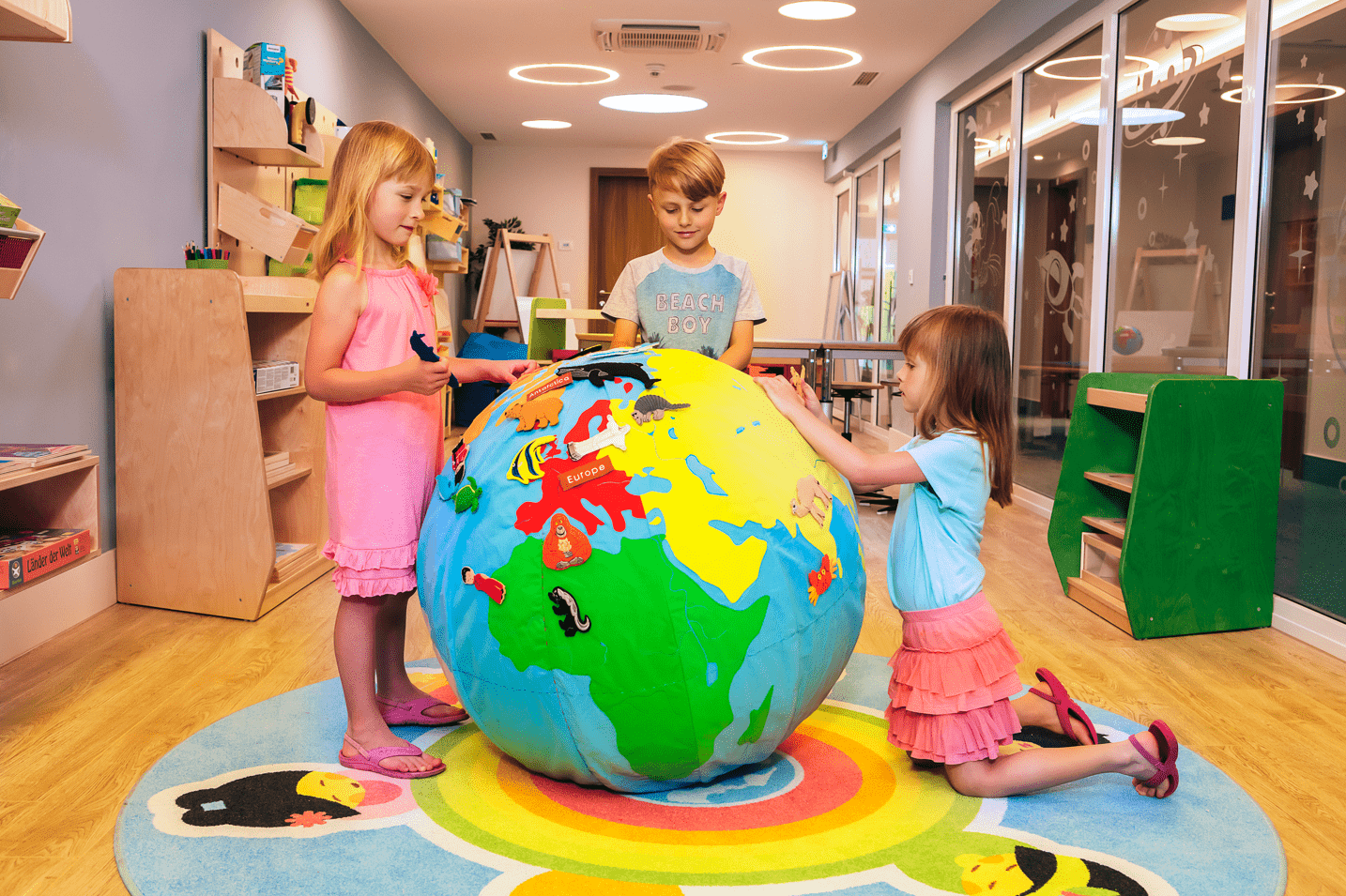 Kinder treffen sich im Sommer