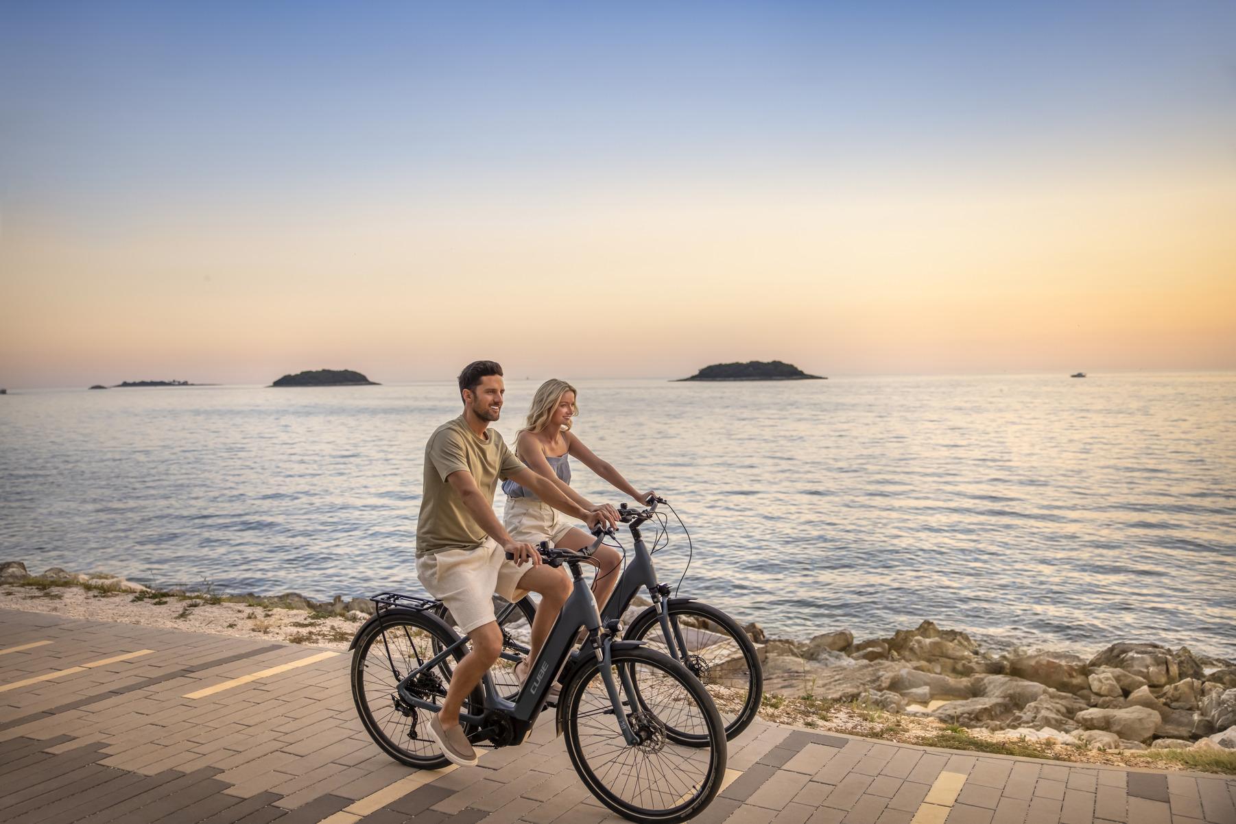 Radfahrendes Pärchen am Meer auf dem Valamar Camping Istra