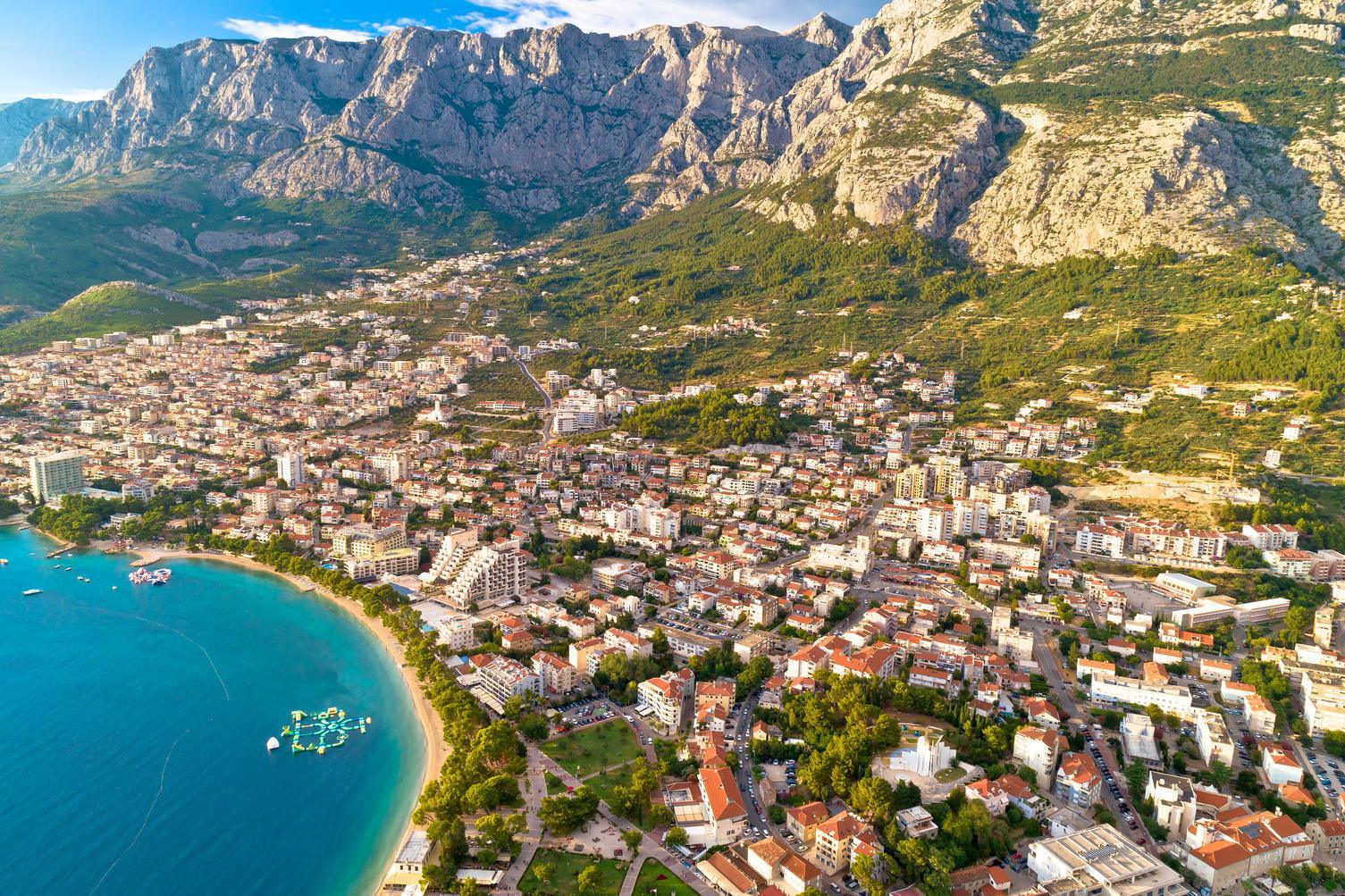 Zračni pogled na Makarsku s Biokovom u pozadini