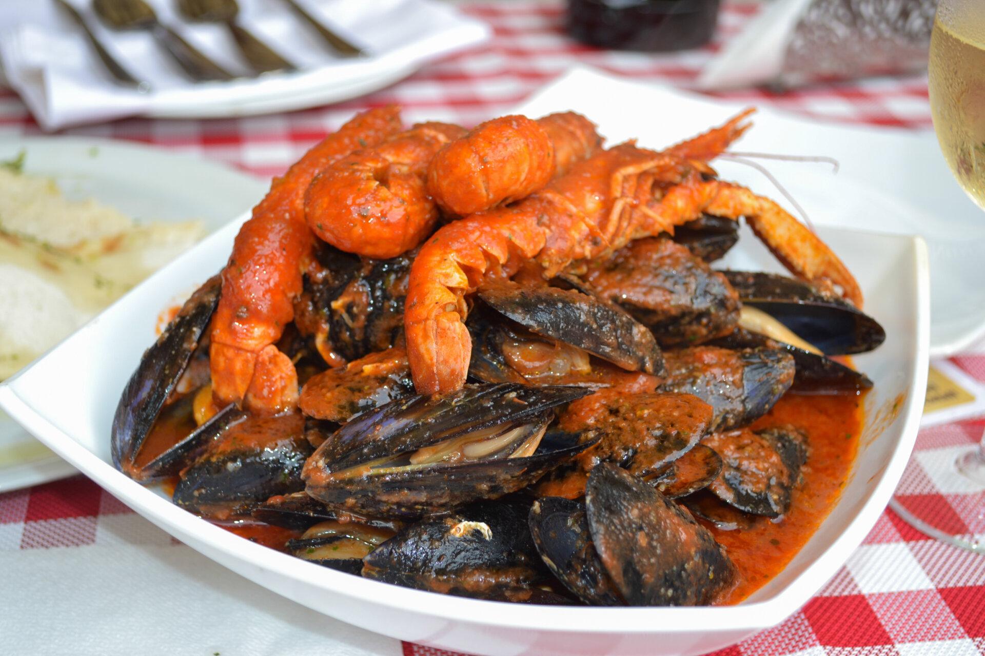 Mussels and shrimps alla Buzara