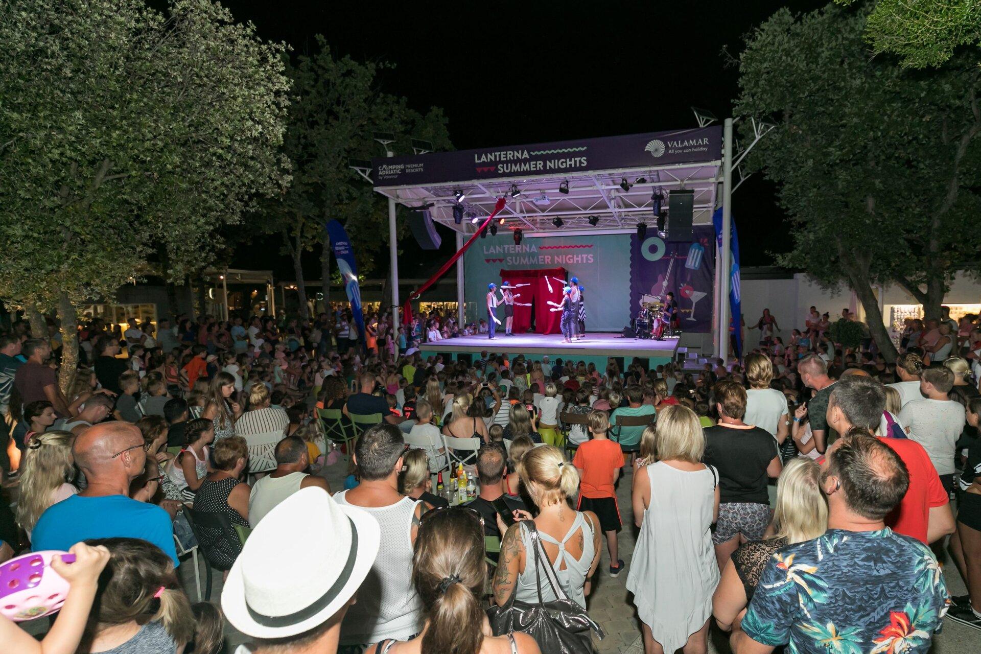Umjetnička izvedba na Lanterna Summer Nights 

