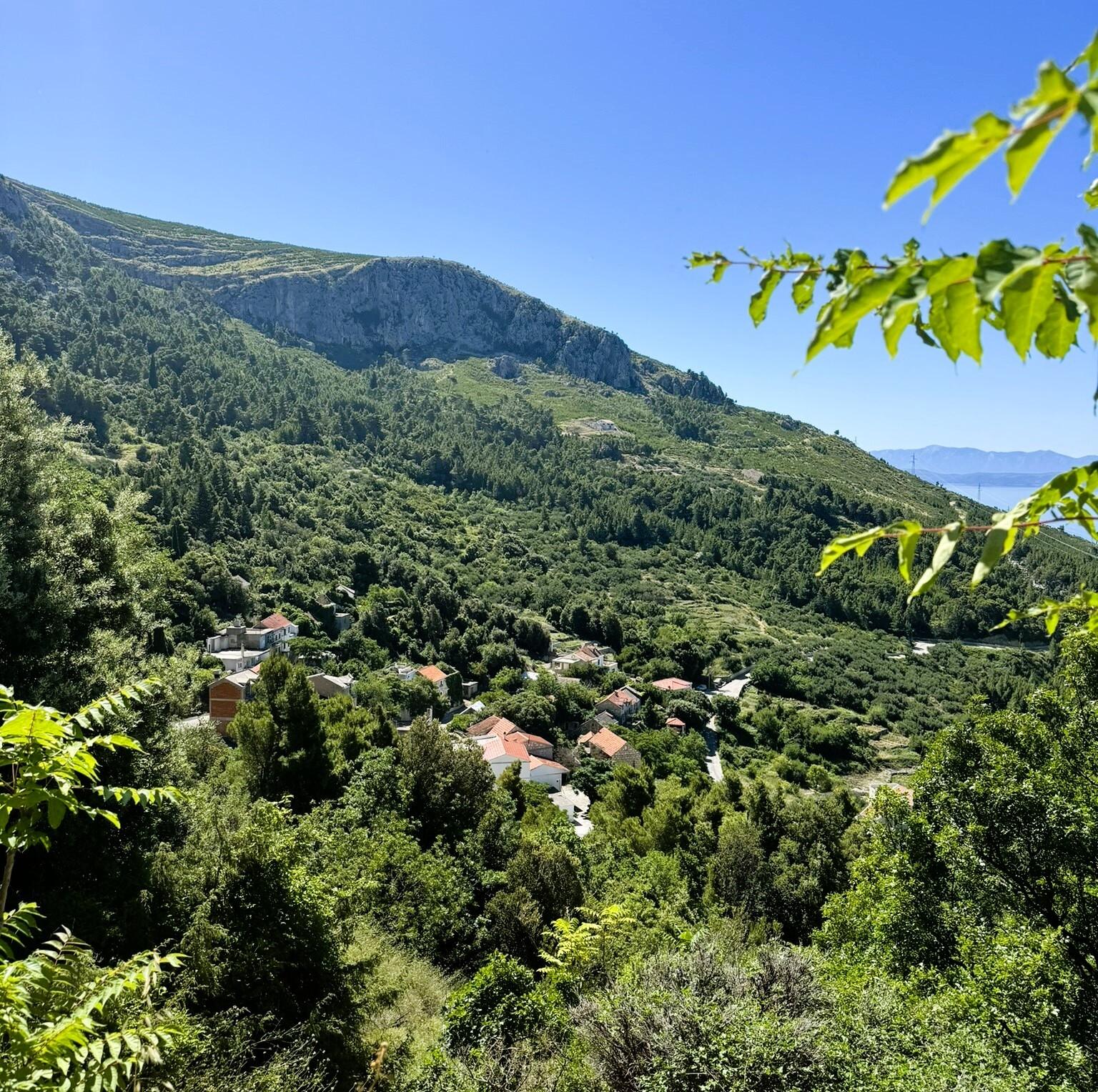 Obronci planine Biokovo i pogled na Jadransko more