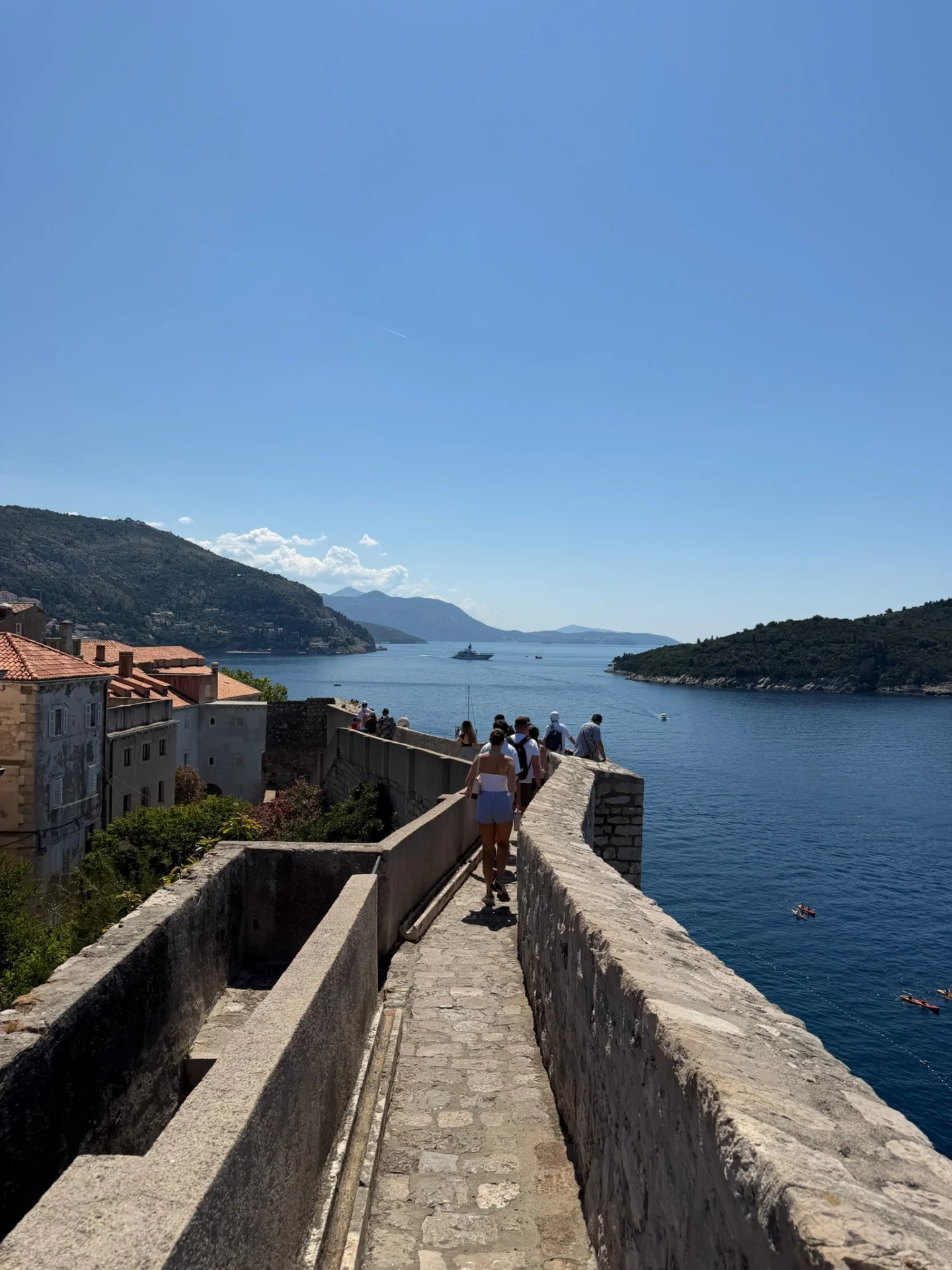 Šetnja Dubrovačkim gradskim zidinama uz panoramski pogled na Jadransko more i okolnu obalu.