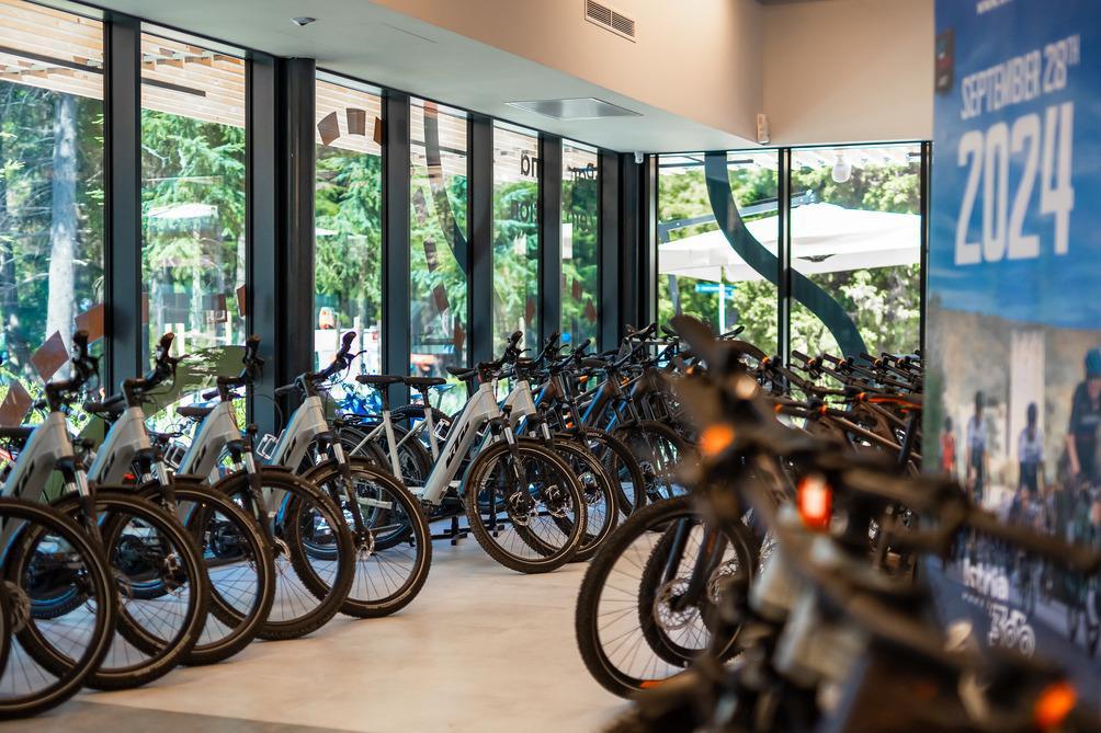 Fahrr&auml;der im Geb&auml;ude des Bike Center Poreč 