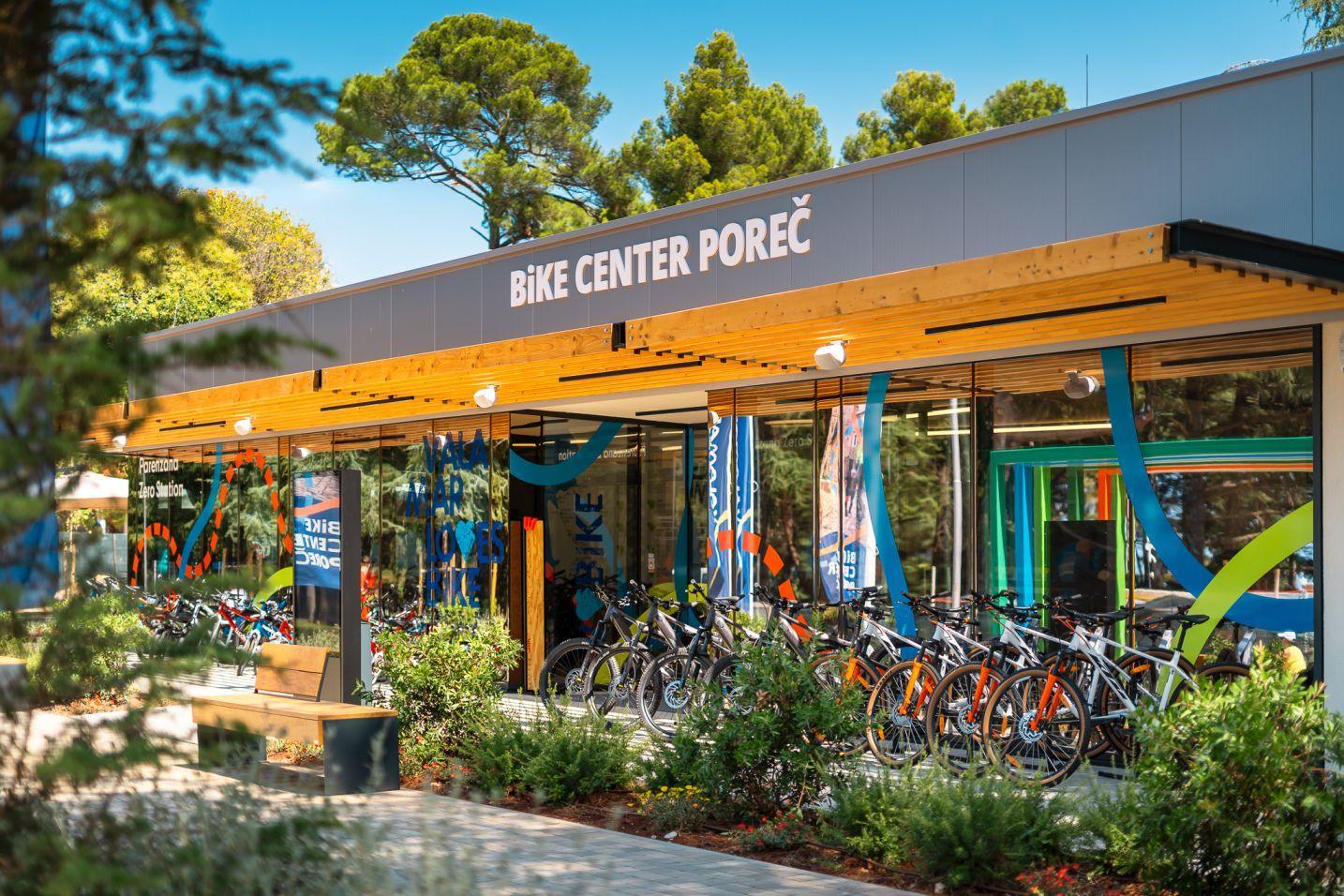 Familie mietet Fahrr&auml;der im Bike Center Poreč