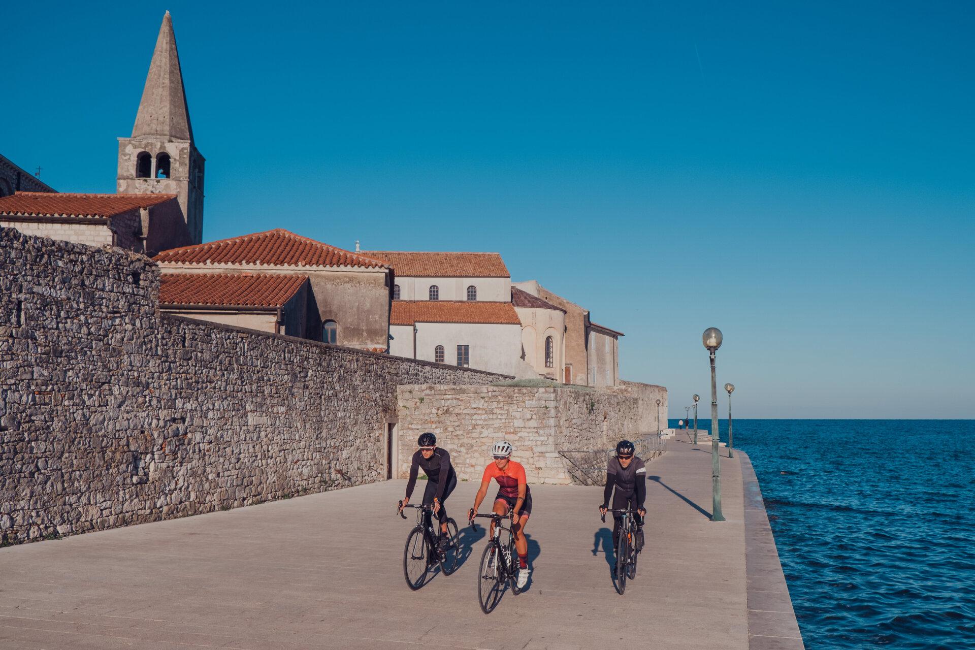 Radfahrer an der Uferpromenade von Poreč