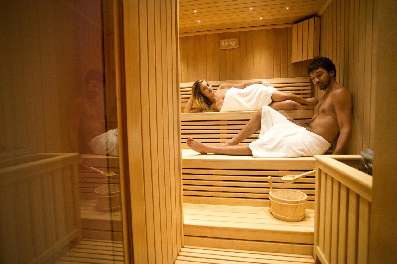 Ein Paar entspannt sich in einer Hotelsauna