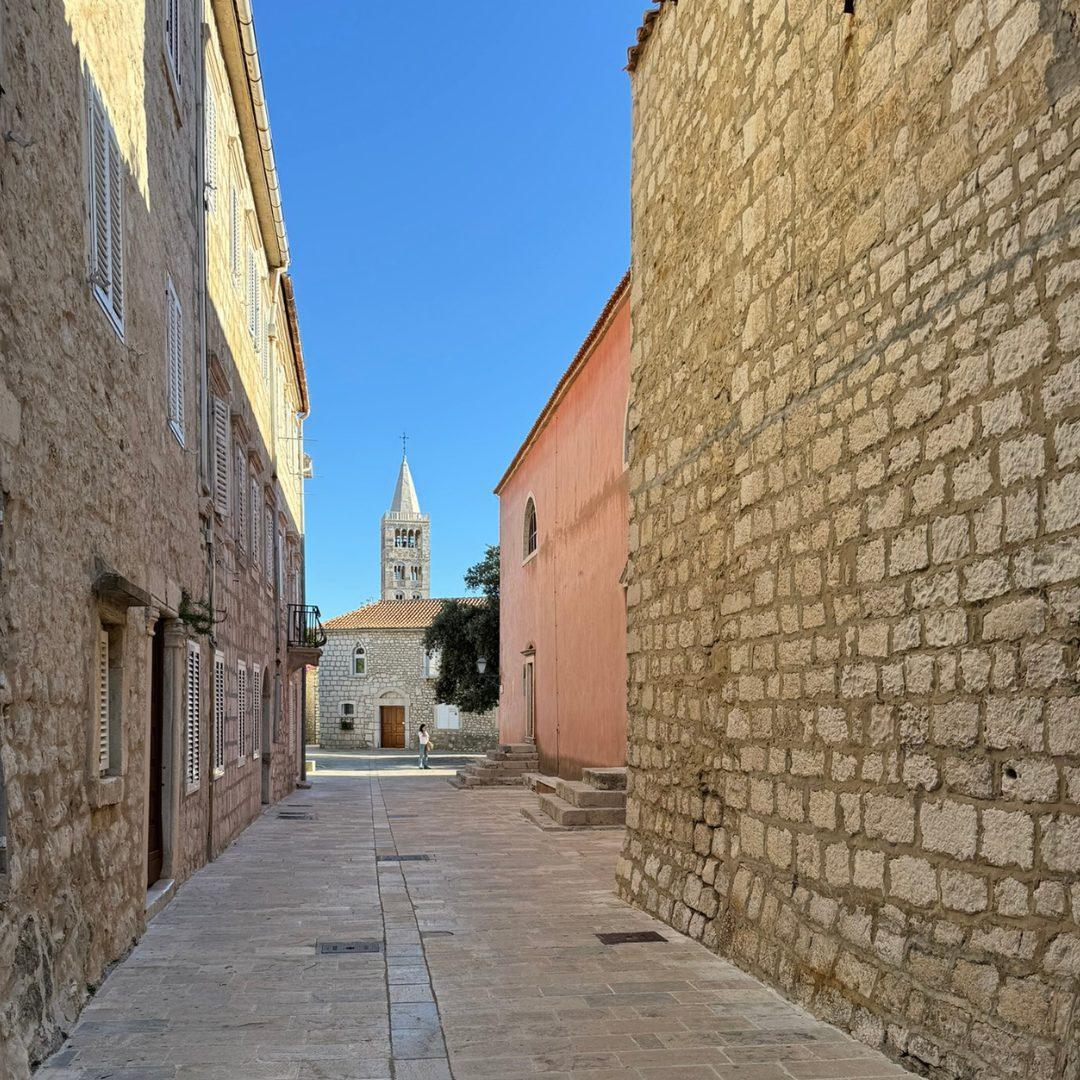 Enge Gasse in der Altstadt von Rab
