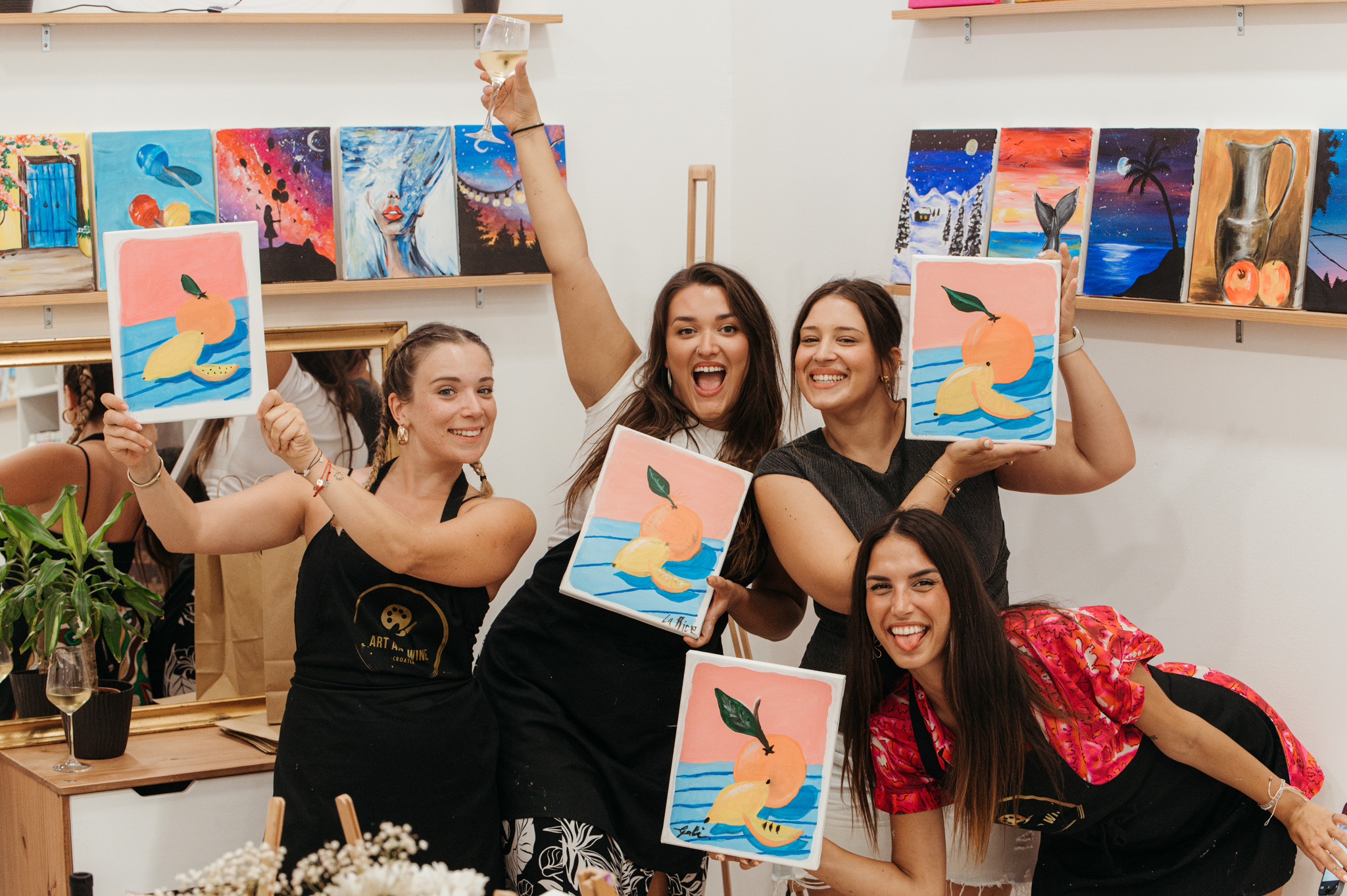 Eine Gruppe von Freundinnen hat Spa&szlig; beim &bdquo;Kunst & Wein&ldquo;-Workshop in Pula