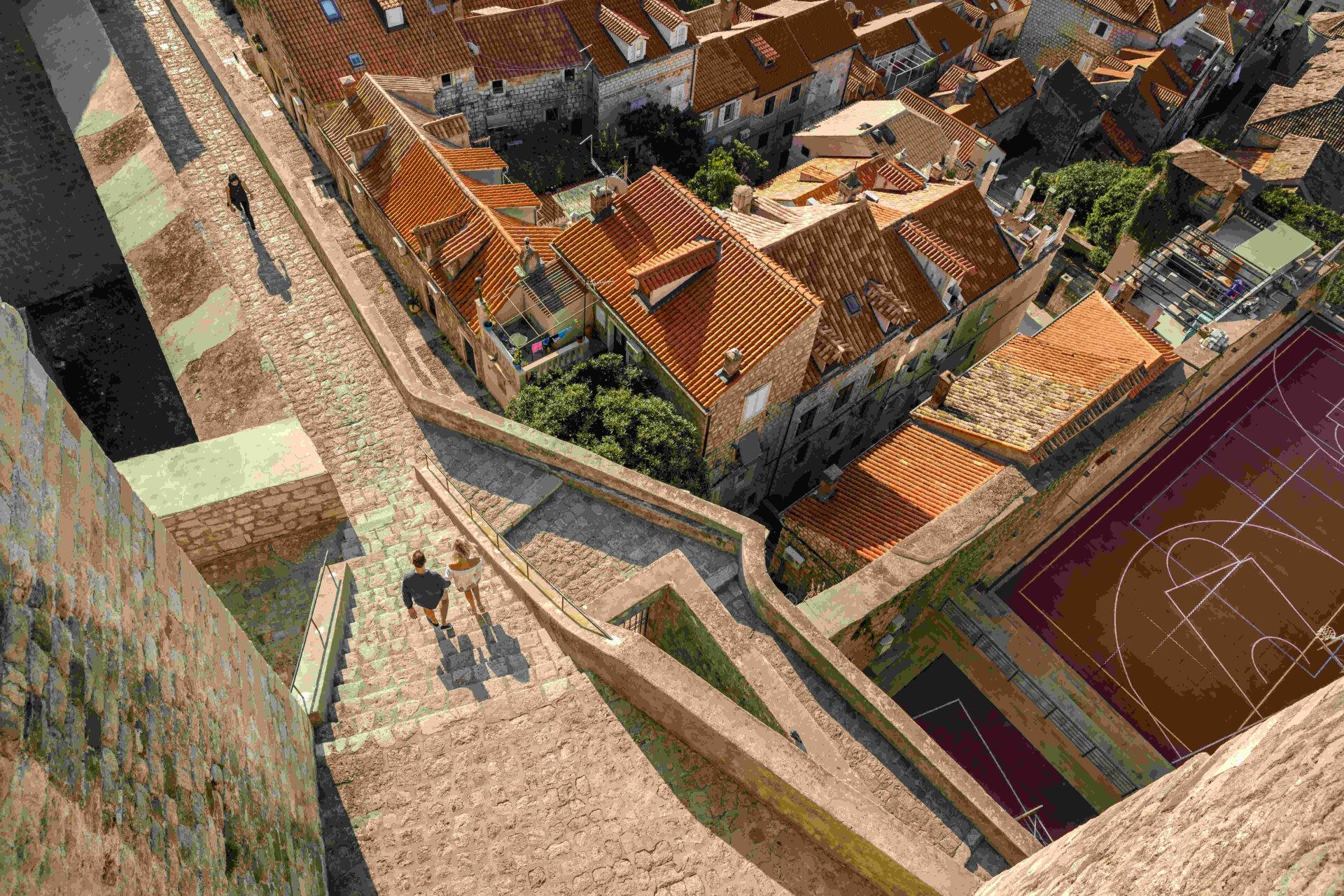 Luftansicht der Altstadt von Dubrovnik, die die historische Architektur hervorhebt