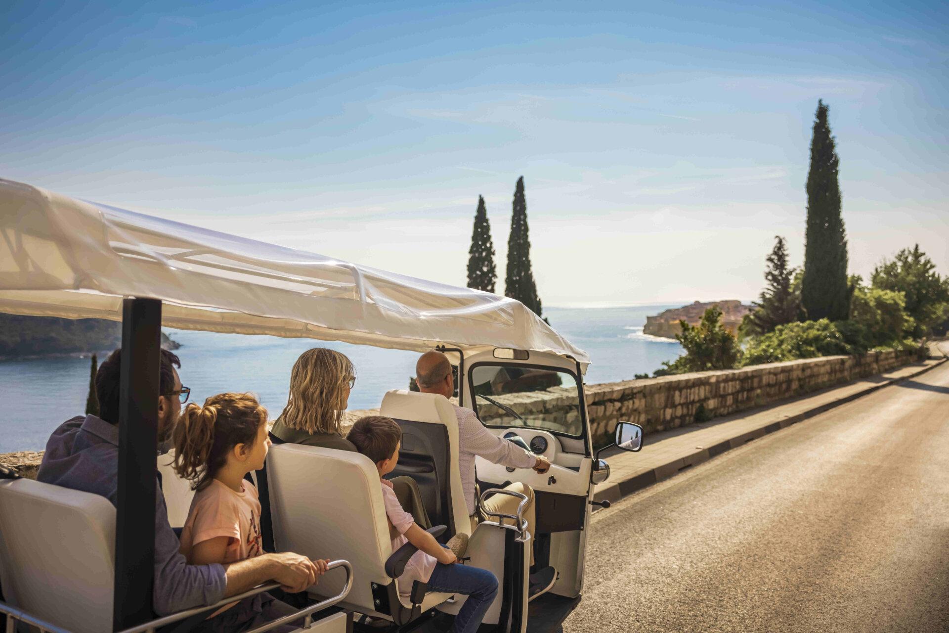 Eine Familie erkundet mit dem Tuk-Tuk Dubrovnik und Umgebung