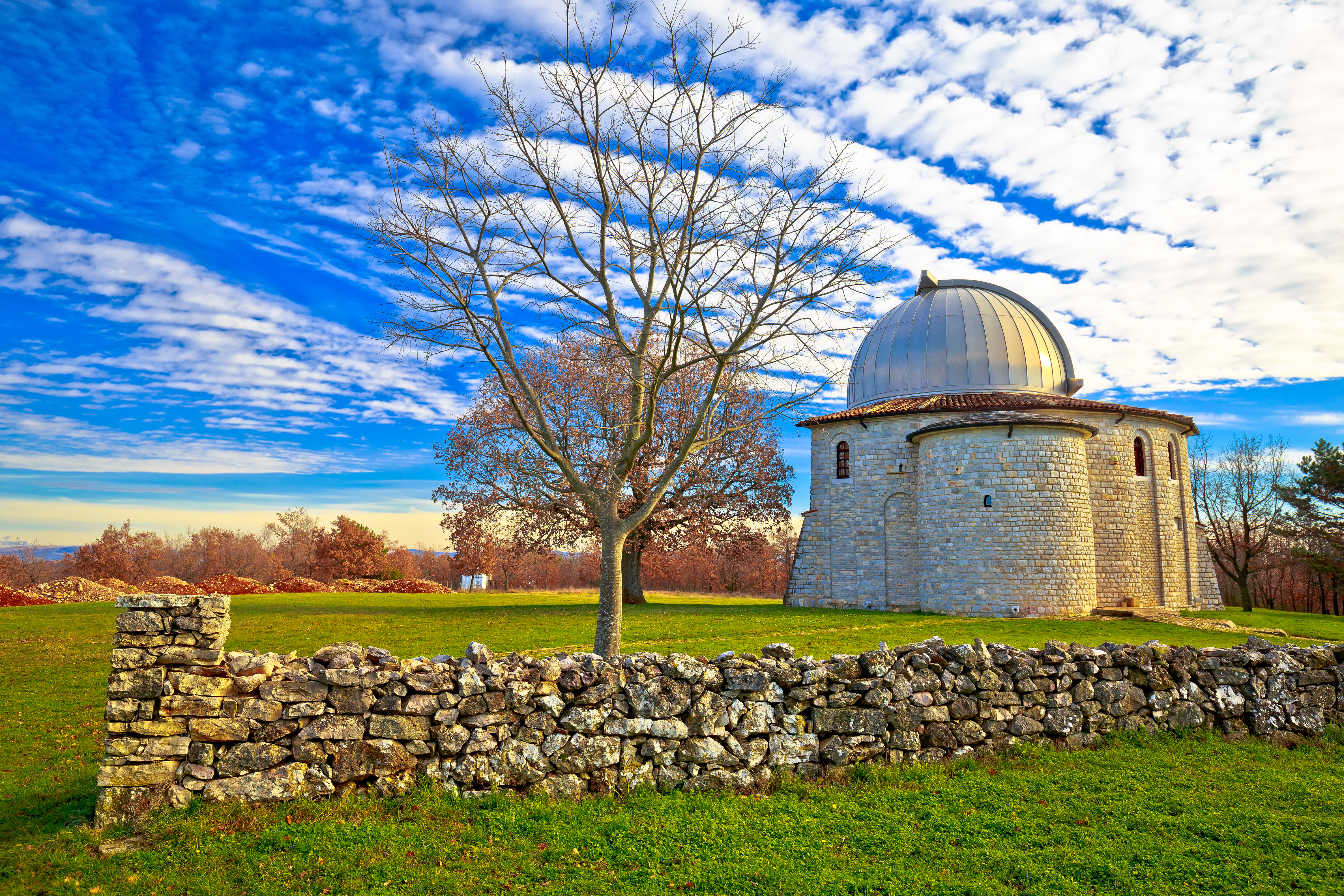 Vi&scaron;njan Observatory during autumn