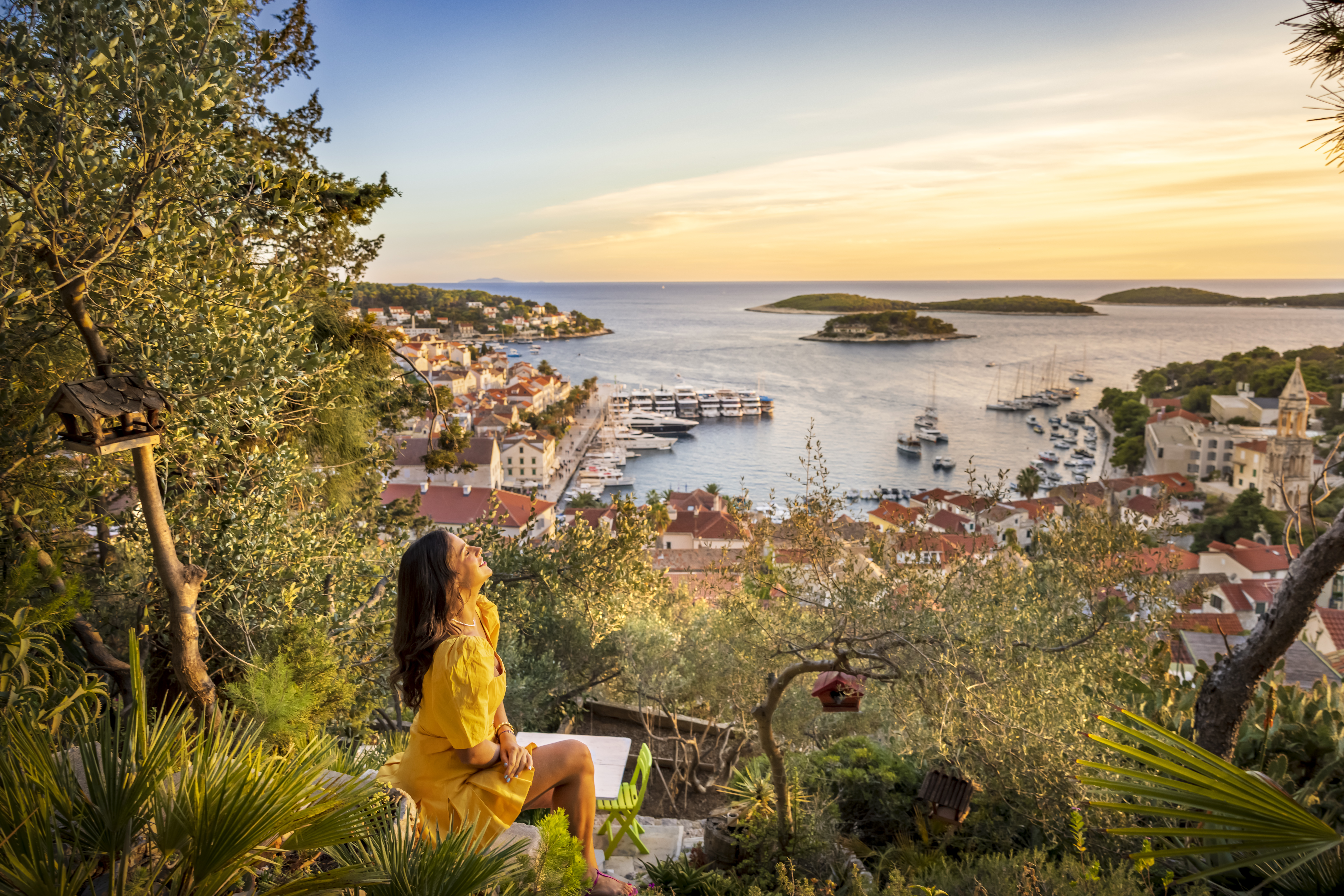 Eine Frau beobachtet den Sonnenuntergang von der Festung Fortica auf Hvar