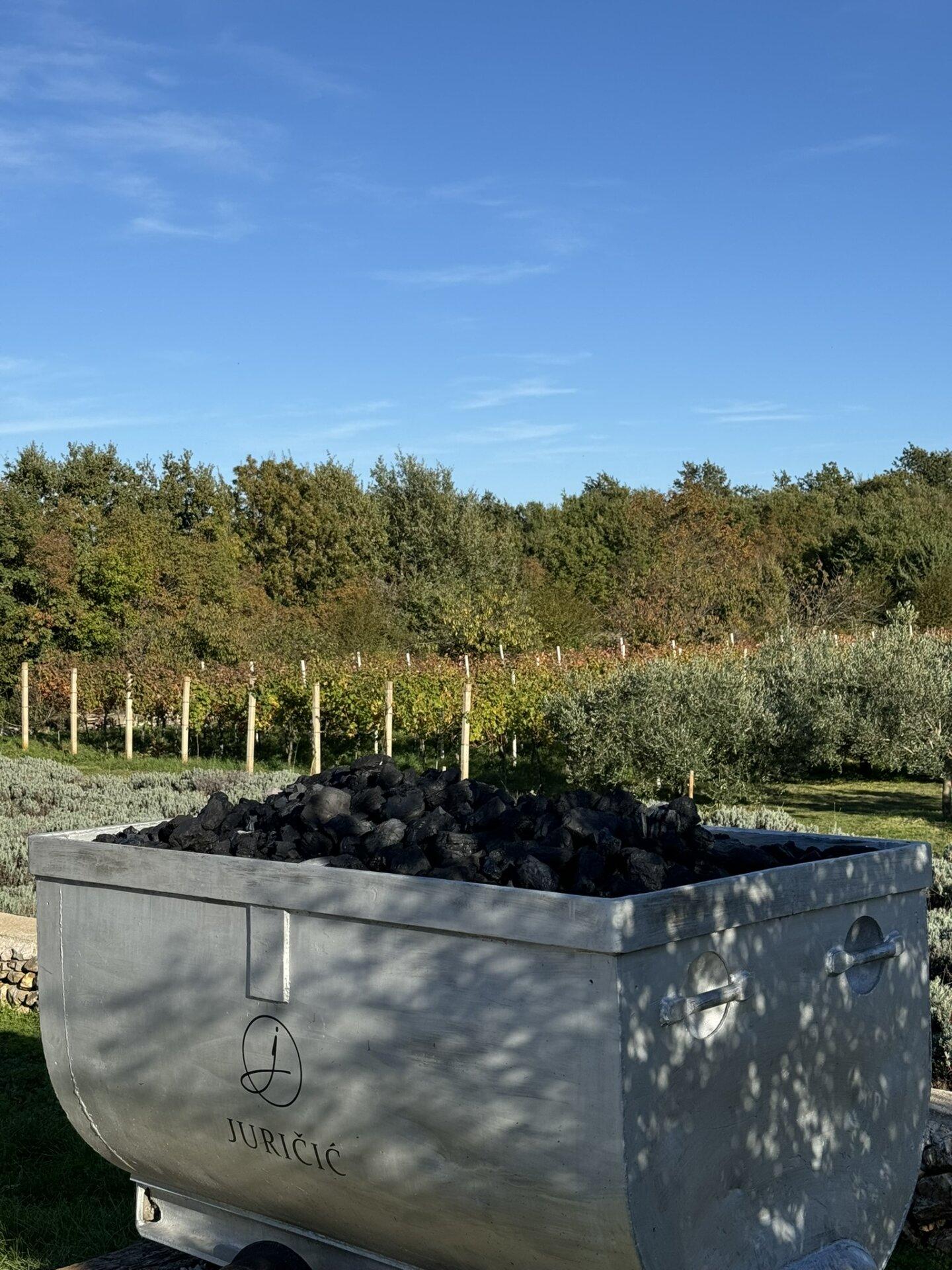 Vagon pun ugljena ispred vinarije Juričić