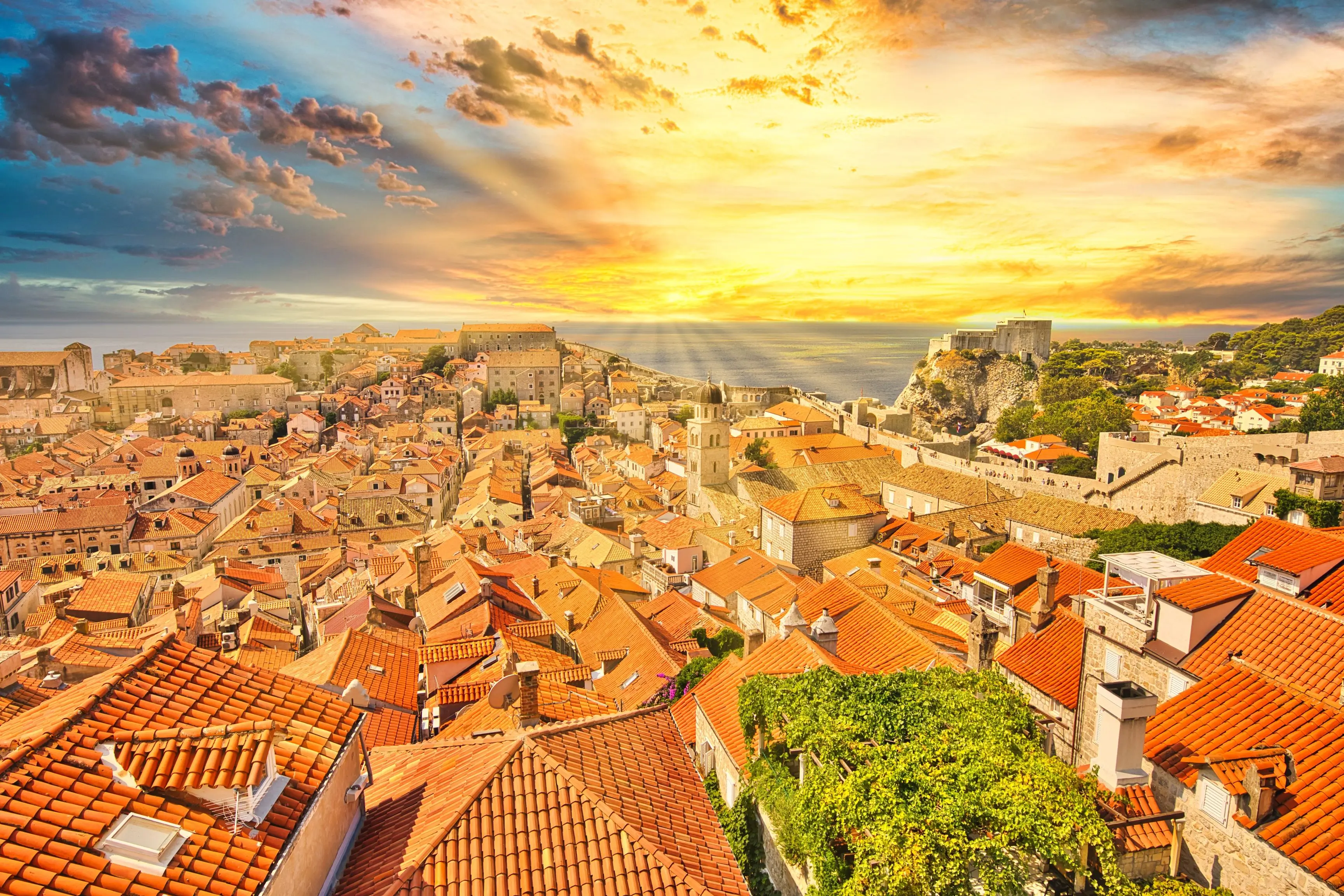 Luftaufnahme der Mauern Dubrovniks, Kroatien, während des Sonnenuntergangs