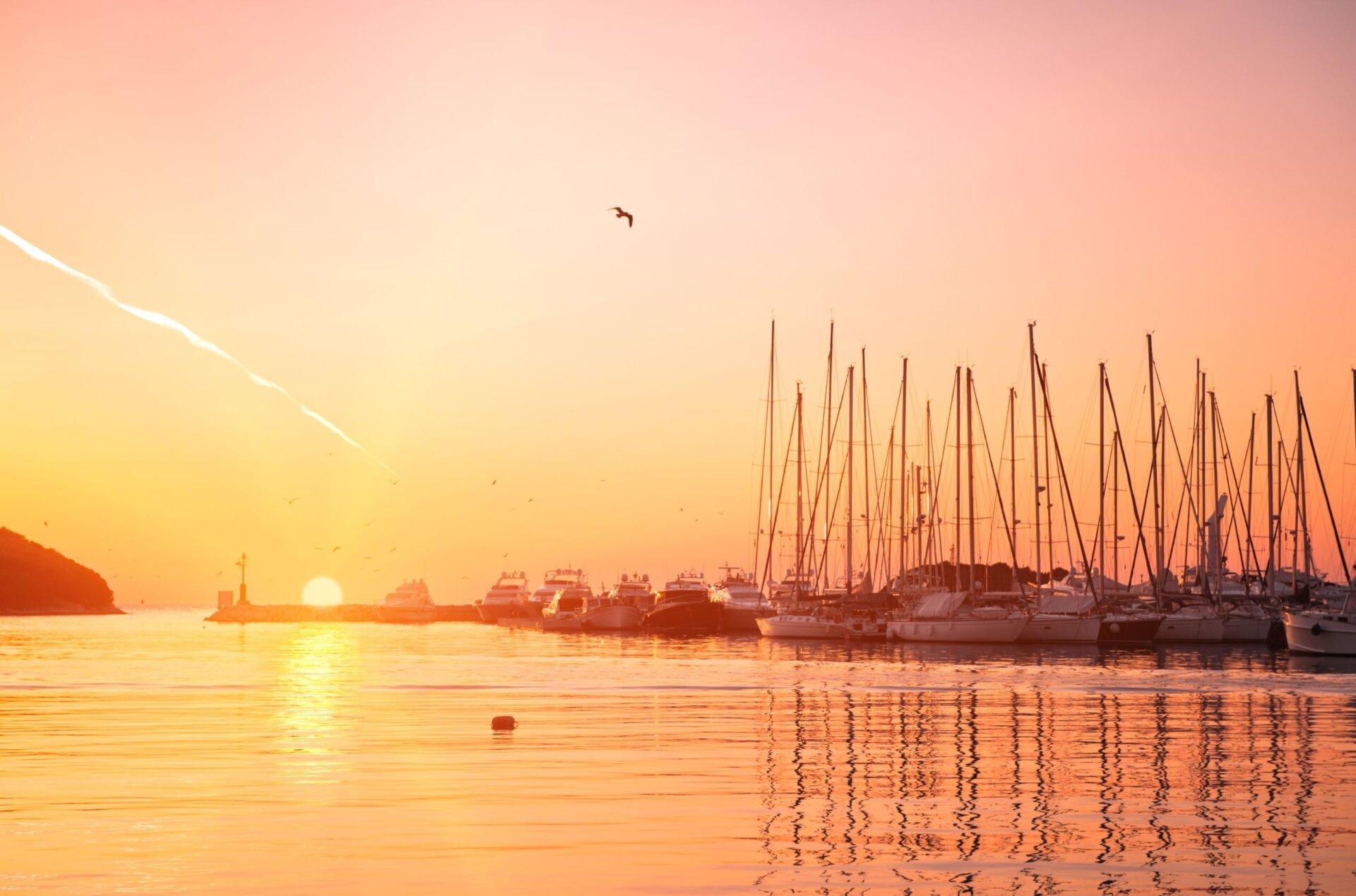 Blick auf den Sonnenuntergang im Hafen von Vrsar