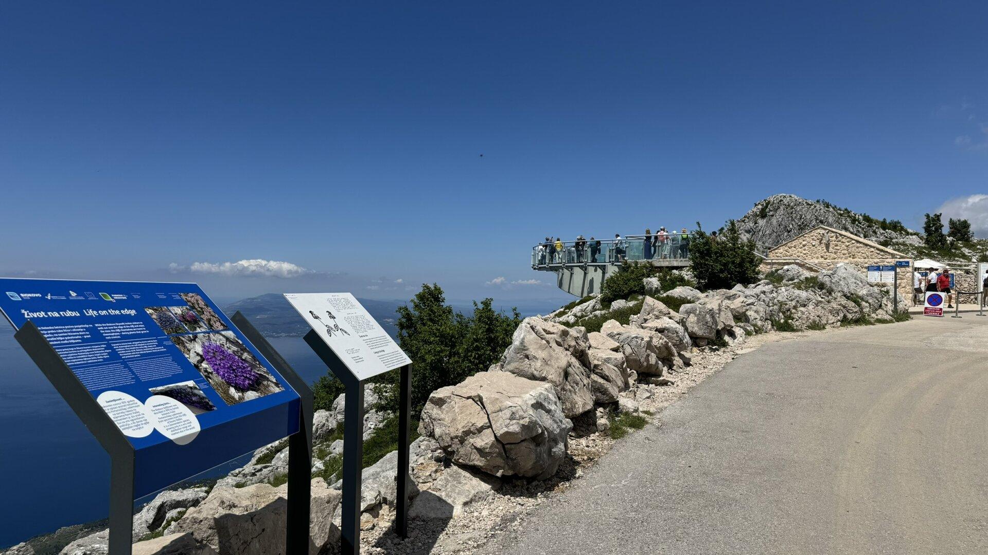 Pogled na Biokovo Skywalk s informativnim pločama Parka prirode Biokovo