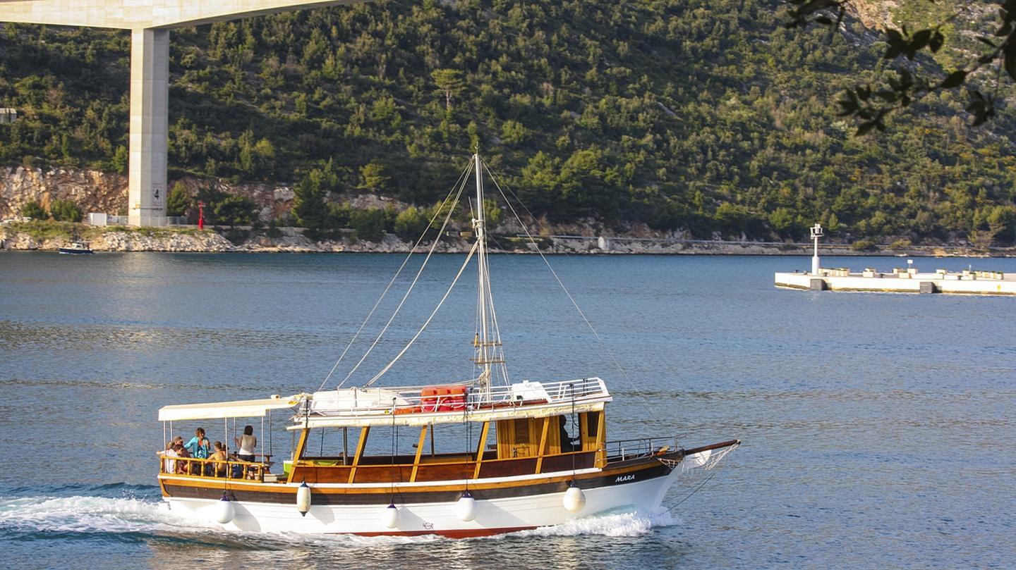 Boat tour along the Adriatic Sea near Dubrovnik, offering an affordable island-hopping experience Bootstour auf der Adria in der Nähe von Dubrovnik, die ein erschwingliches Inselhopping-Erlebnis bietet