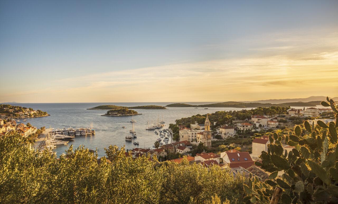 Zalazak sunca iznad grada Hvara, njegove luke i susjednih otoka