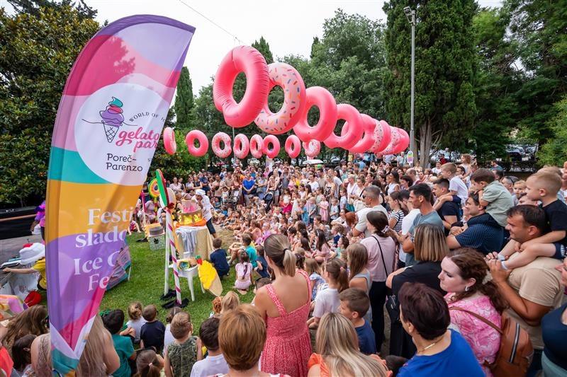 A vibrant summer festival in Poreč with music and colorful decorations at Gelato Park