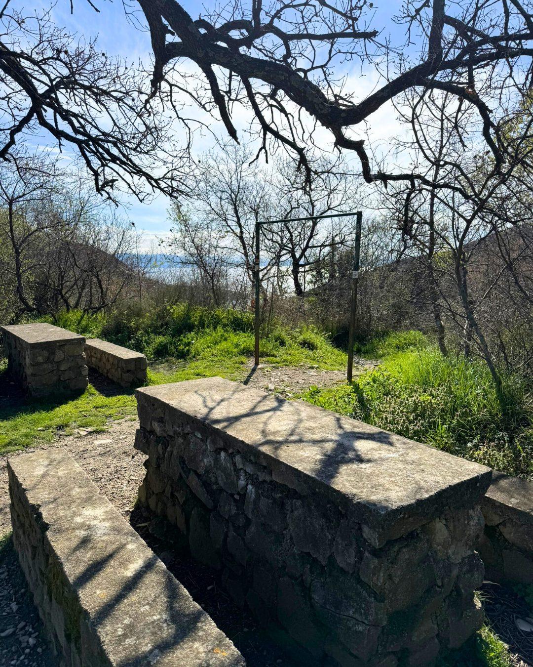 The stone table and benches on the Sentona&rsquo;s Trail