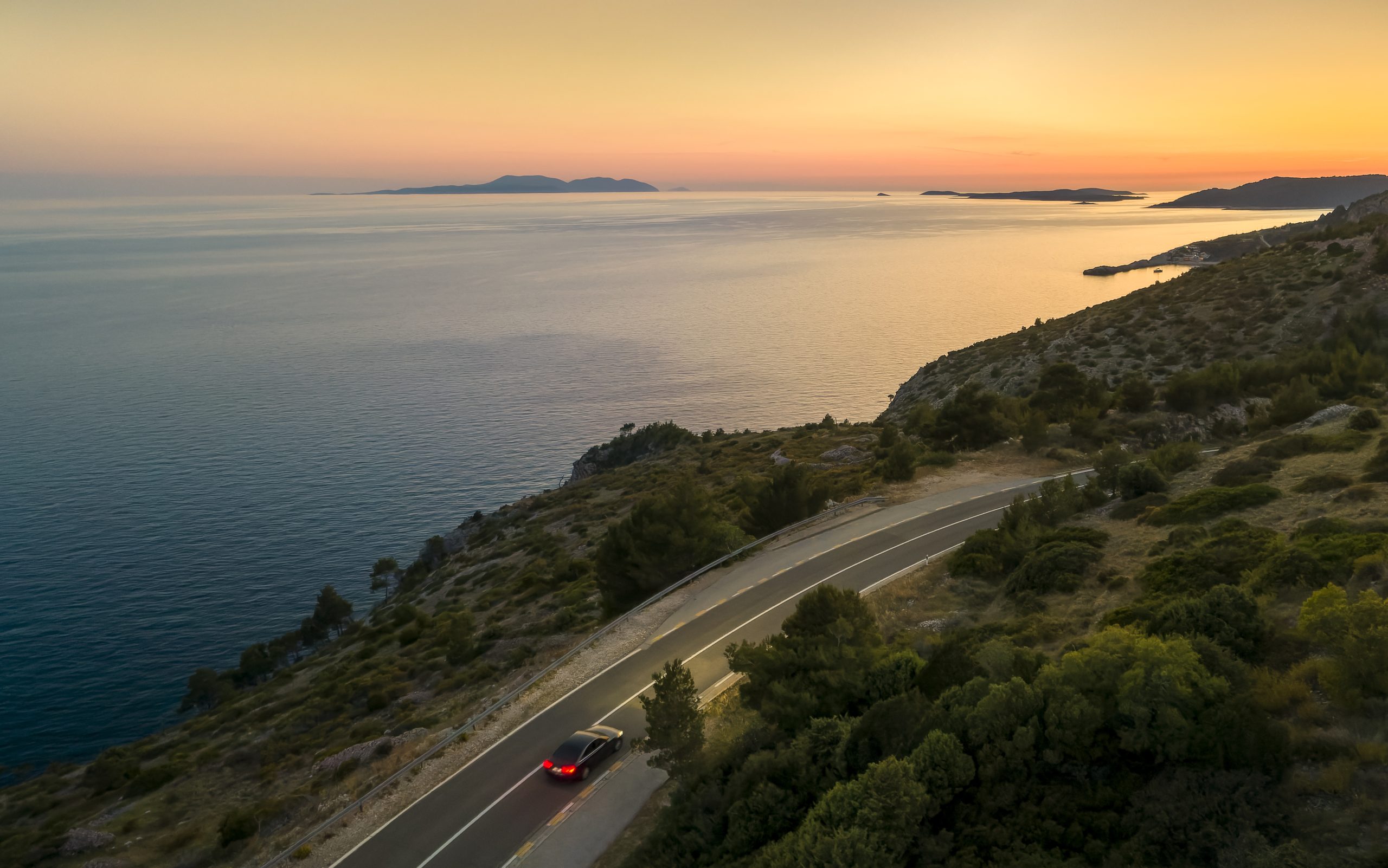 Eine Fahrt bei Sonnenuntergang auf der Insel Hvar, Kroatien
