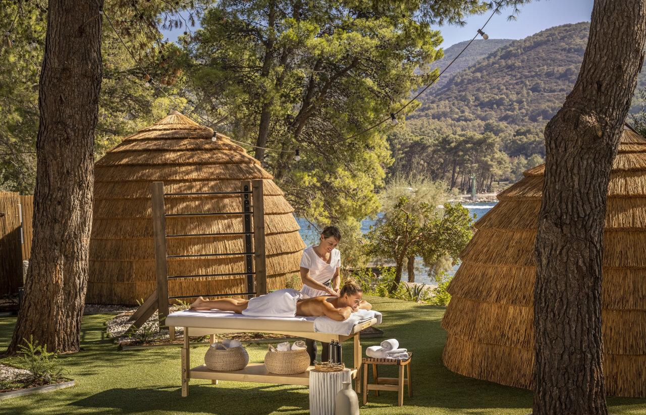 Massage im Freien im [PLACES SPA]
