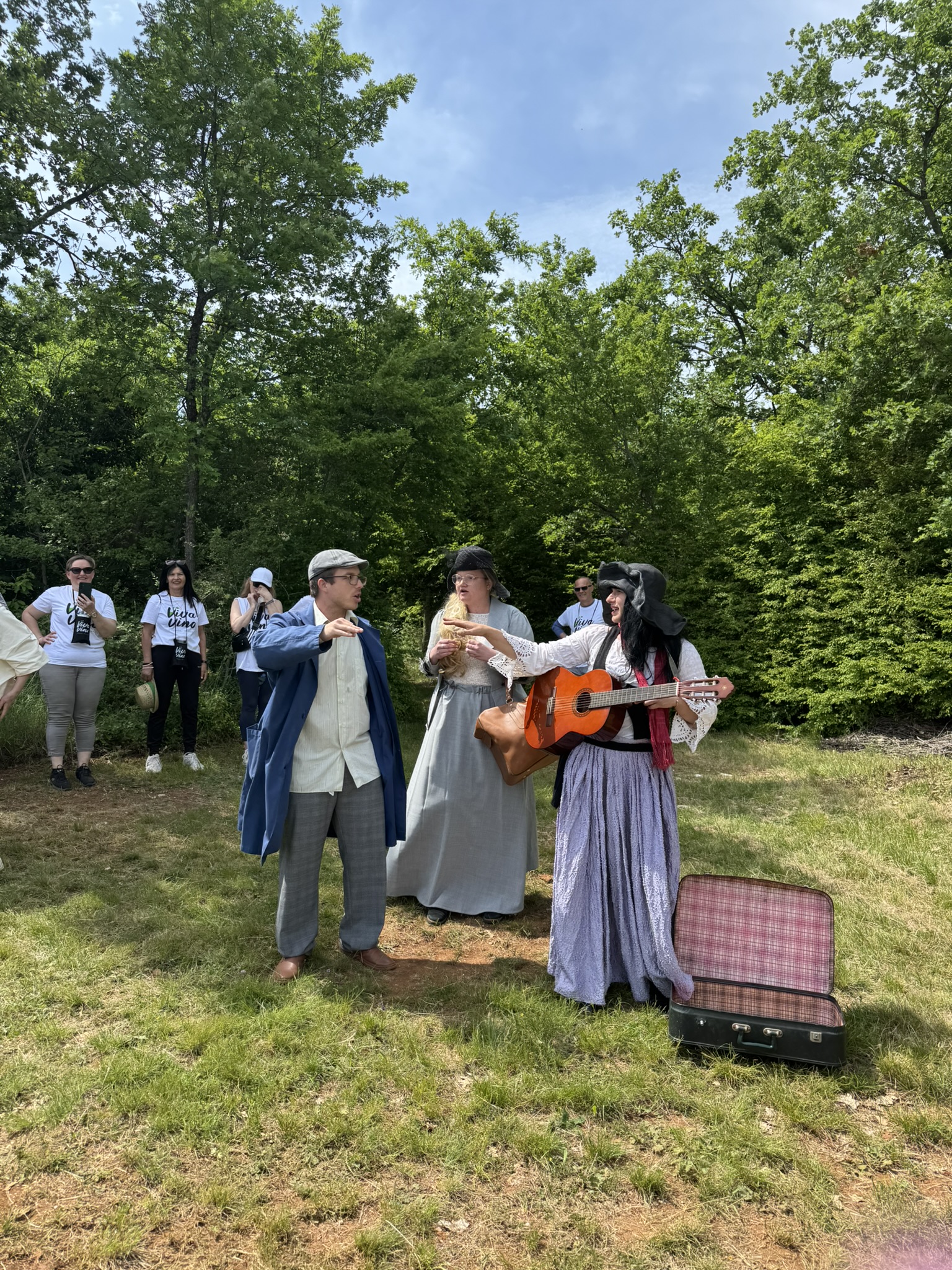 Istra Inspirit actors entertaining numerous participants with stories about the Parenzana