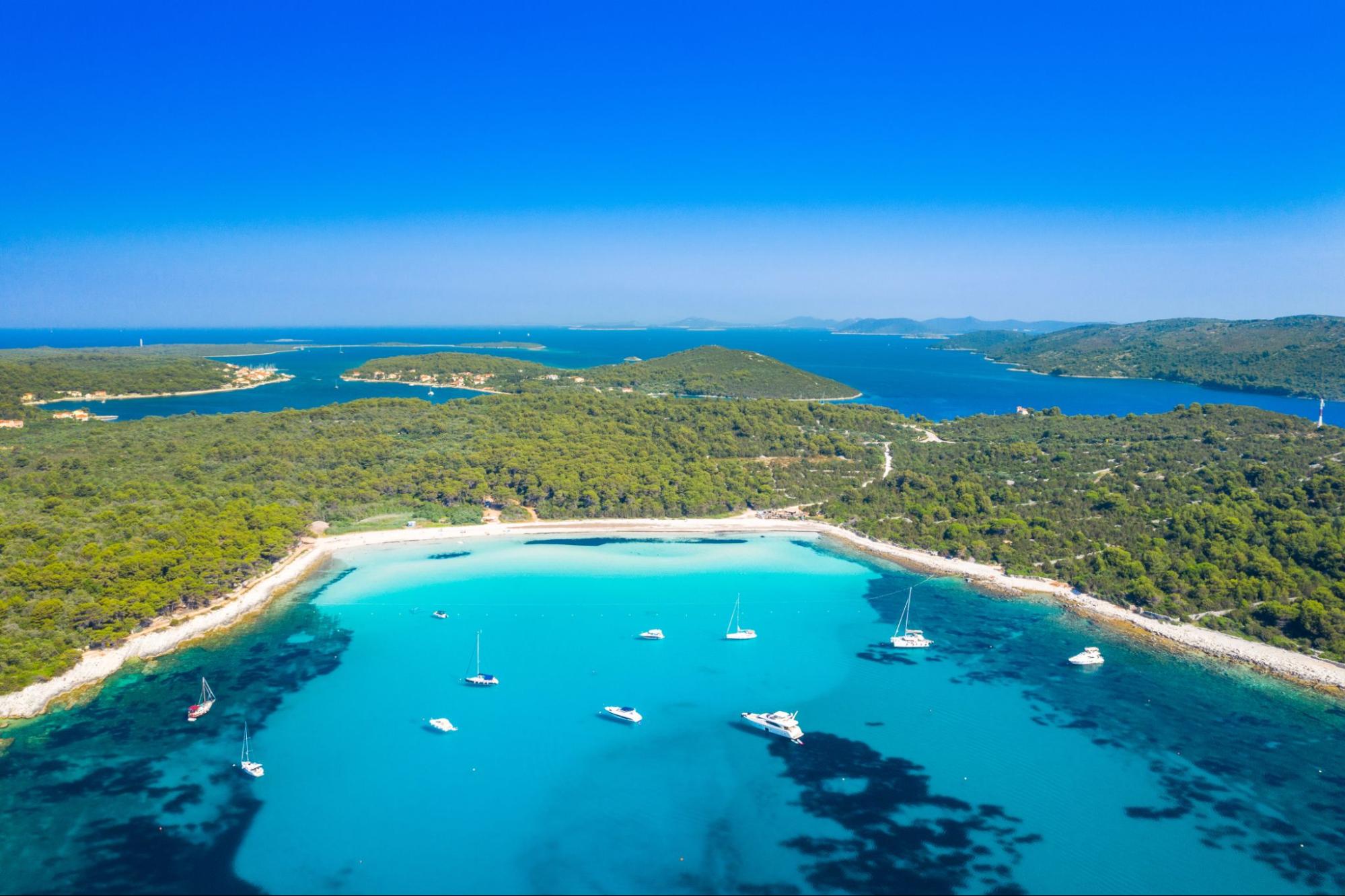 Sakarun iz zraka &ndash; tirkizna plaža na Dugom otoku okružena borovom &scaron;umom