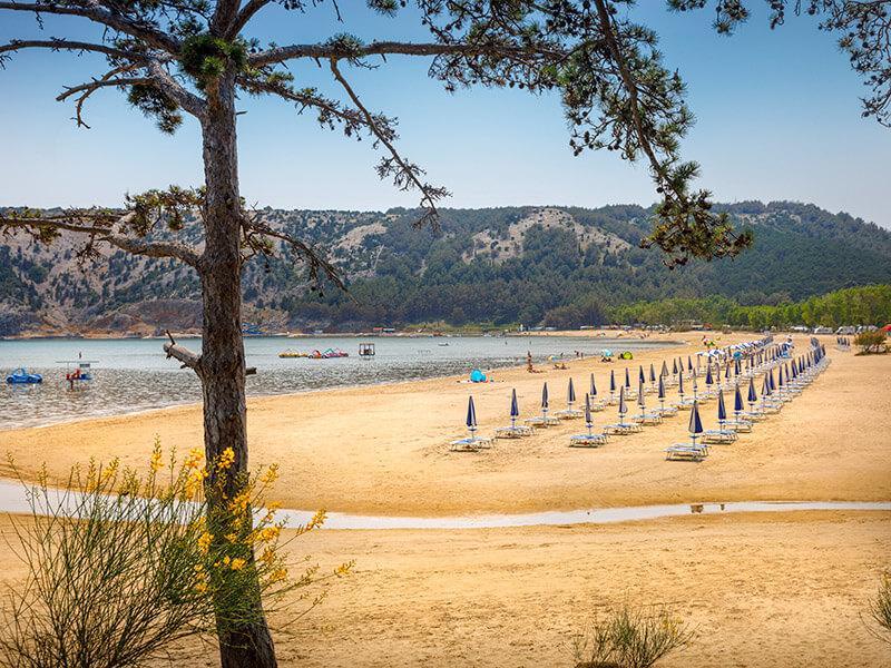 Sandy Pje&scaron;čana Rajska plaža s ležaljkama i suncobranima u Loparu na otoku Rabu