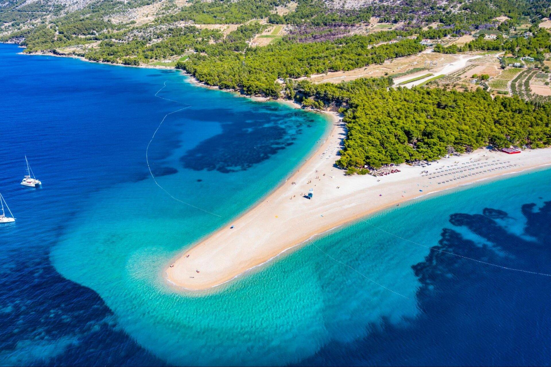 Luftaufnahme von Zlatni rat in Bol auf Brač, umgeben von türkisfarbenem Meer