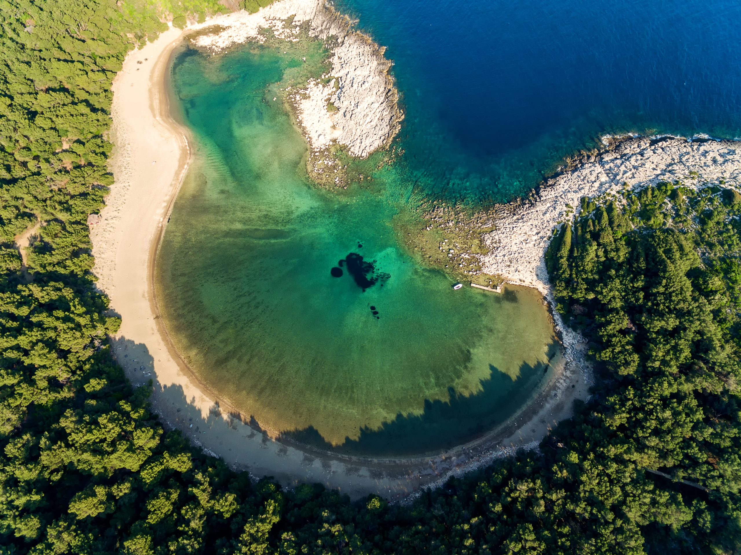 Saplunara iz zraka na otoku Mljetu s tirkiznim morem i gustom borovom &scaron;umom