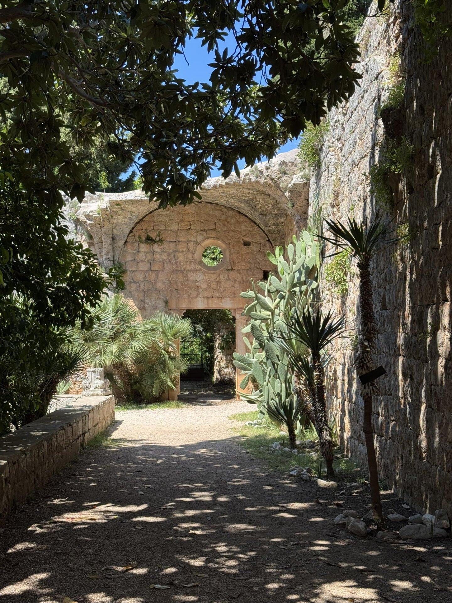 Povijesne kamene ruševine okružene mediteranskim zelenilom i kaktusima na otoku Lokrumu kraj Dubrovnika.
