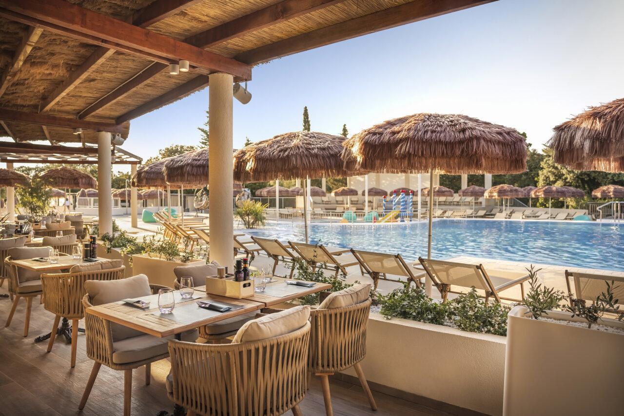 Terasa restorana Olliva Grill uz bazen hotela Valamar Tirena