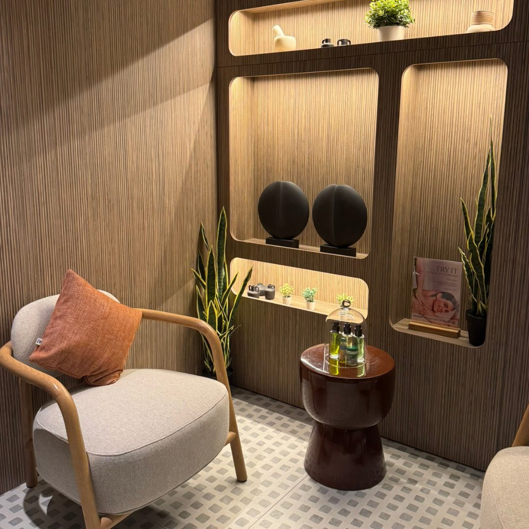 Cosy wellness lounge at Arba Resort with modern armchairs, warm lighting, and natural decor elements.