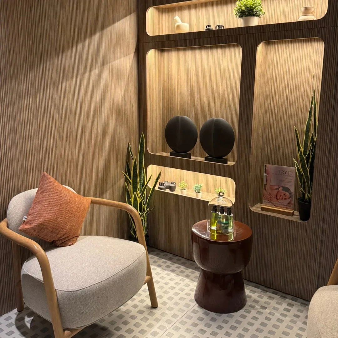 Eine gem&uuml;tliche Wellness-Lounge im Arba Resort mit modernen Sesseln, warmer Beleuchtung und nat&uuml;rlichen Einrichtungselementen