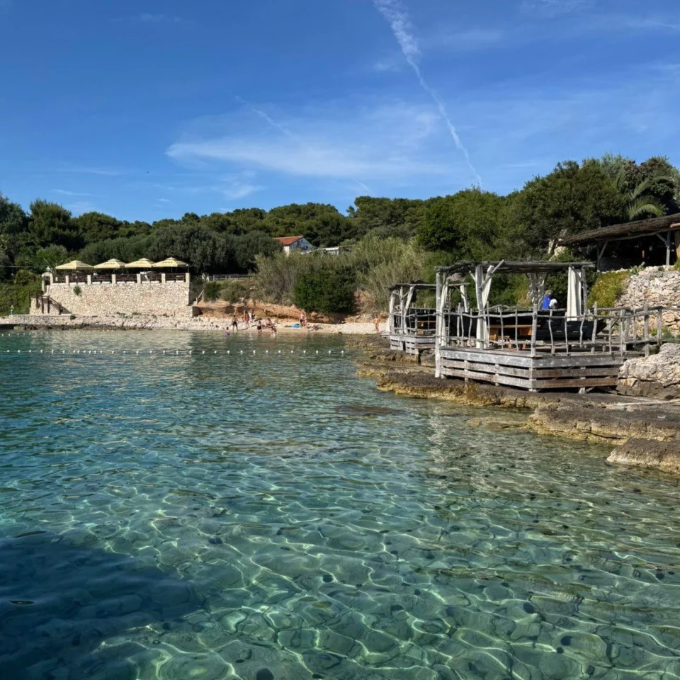 Streifzüge durch die Stadt Hvar im Spätsommer: Sonnenschein, Kultur & Küstenzauber