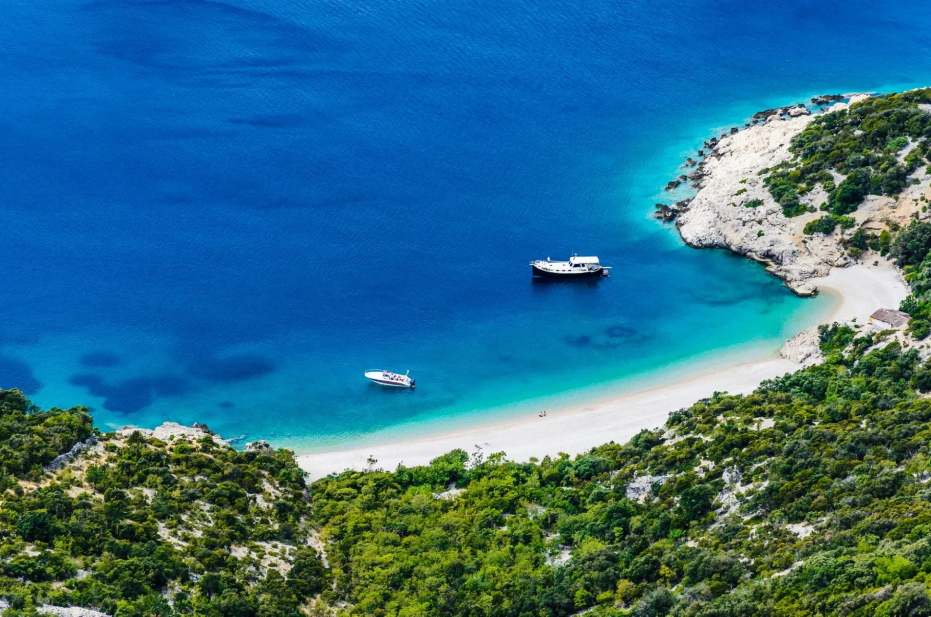 Pogled na plažu Sv. Ivan ispod sela Lubenice