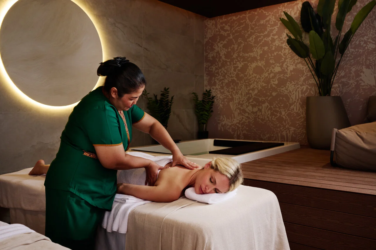 Gošća uživa u spa masaži u Valamar hotelu.