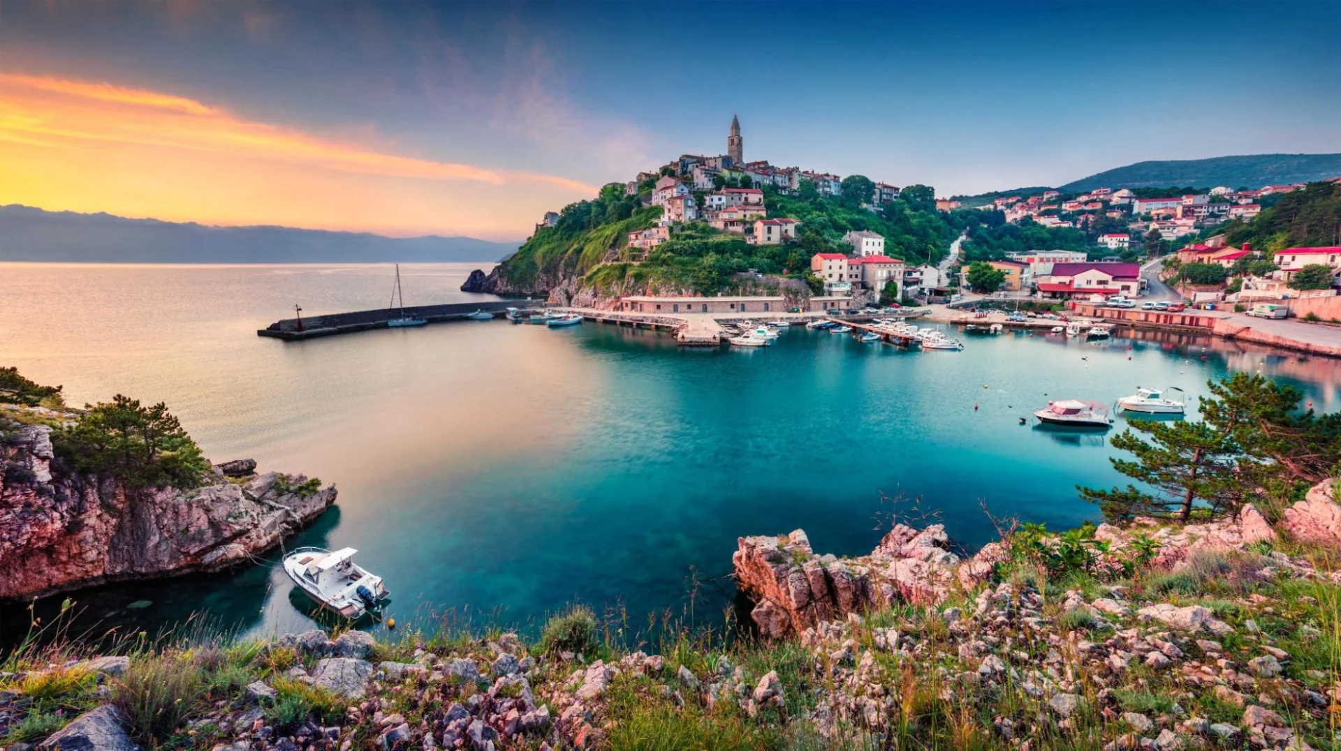 Pogled na Vrbnik, mediteransko selo na stijeni iznad mora