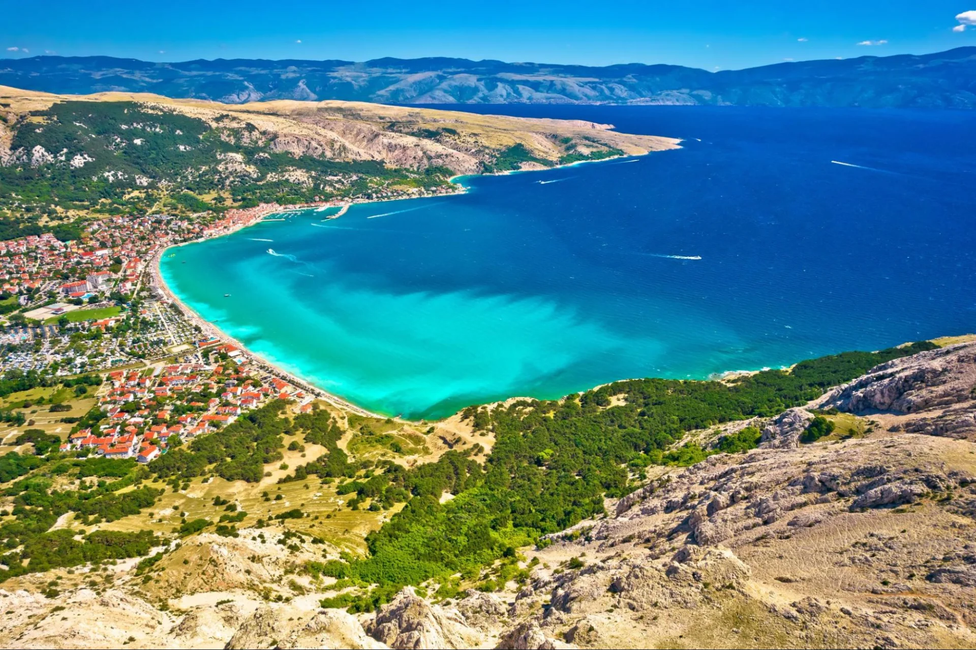  Uvala Ba&scaron;ka na otoku Krku s tirkiznim morem