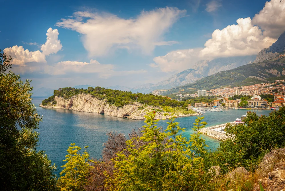 Pogled na poluotok Sveti Petar i grad Makarsku s Biokovom u pozadini. 